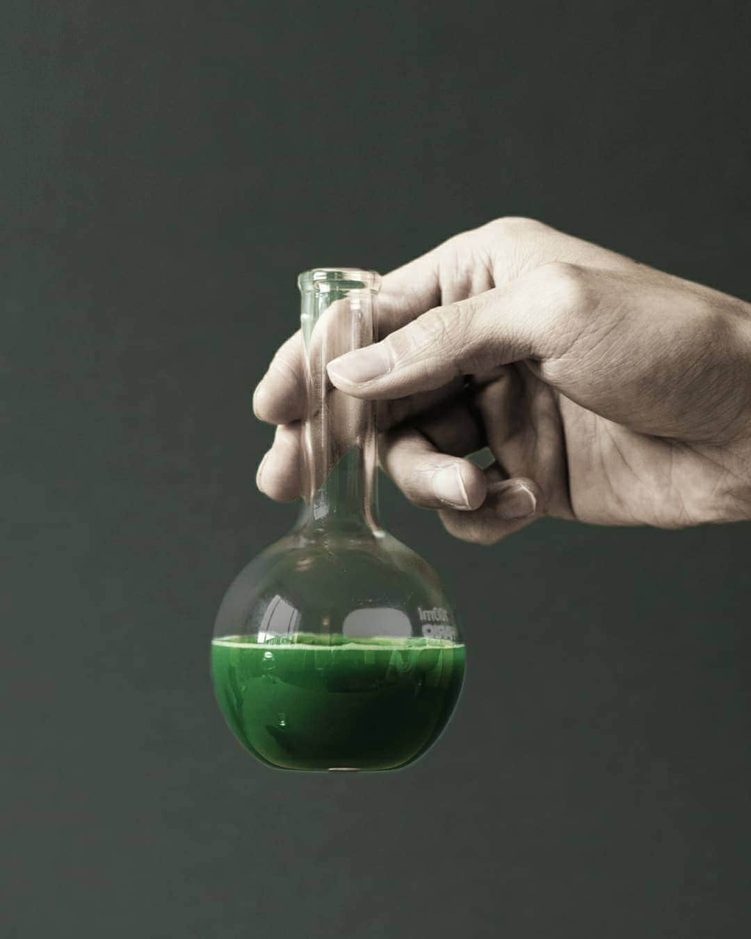 Matchæologist®さんのインスタグラム写真 - (Matchæologist®Instagram)「👋 Did you know that #Matcha undergoes a unique growing and production process to make it taste so distinct from other types of tea? 🌍 🌿 Come #BehindTheScenes of Matchaeologist with us 🙏 . In late April or early May, the young leaves are delicately handpicked from tea plants grown under shades for the previous 30 days (to increase its production of chlorophyll in their young shoots). Only the youngest and softest parts of the plant are harvested to become namacha (生茶) or ‘raw tea’. In order to retain the natural vivid green colour of the leaves alongside their distinct aroma and nutritional values, namacha is steamed for around 15-20 seconds, within 20 hours after being picked. . Post-steaming, the leaves undergo a drying and destemming process to filter out only the finest parts of the leaves. The leaves used to make matcha are cooled and dried with an air machine to become aracha (荒茶). Aracha is then deveined and destemmed to become tencha (碾茶). . The complex and vigorous process of matcha growth and production is what makes it so unique and highly-prized, and with such a distinct colour, aroma and taste. . To find out more about our splendid range of artisanal matcha, 🌱 visit Matchaeologist.com . Matchæologist® #Matchaeologist Matchaeologist.com」6月1日 0時00分 - matchaeologist