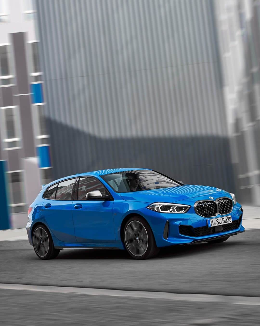 BMWさんのインスタグラム写真 - (BMWInstagram)「Perfect urban style to live the rhythm of the city. The all-new BMW 1 Series. #THE1 #BMW #1Series __ BMW M135i xDrive 5-door: Fuel consumption in l/100 km (combined): 7.1 - 6.8. CO2 emissions in g/km (combined): 162 - 155. The values of fuel consumptions, CO2 emissions and energy consumptions shown were determined according to the European Regulation (EC) 715/2007 in the version applicable at the time of type approval. The figures refer to a vehicle with basic configuration in Germany and the range shown considers optional equipment and the different size of wheels and tires available on the selected model. The values of the vehicles are already based on the new WLTP regulation and are translated back into NEDC-equivalent values in order to ensure the comparison between the vehicles. [With respect to these vehicles, for vehicle related taxes or other duties based (at least inter alia) on CO2-emissions the CO2 values may differ to the values stated here.] The CO2 efficiency specifications are determined according to Directive 1999/94/EC and the European Regulation in its current version applicable. The values shown are based on the fuel consumption, CO2 values and energy consumptions according to the NEDC cycle for the classification. For further information about the official fuel consumption and the specific CO2 emission of new passenger cars can be taken out of the „handbook of fuel consumption, the CO2 emission and power consumption of new passenger cars“, which is available at all selling points and at https://www.dat.de/angebote/verlagsprodukte/leitfaden-kraftstoffverbrauch.html.」6月1日 0時00分 - bmw