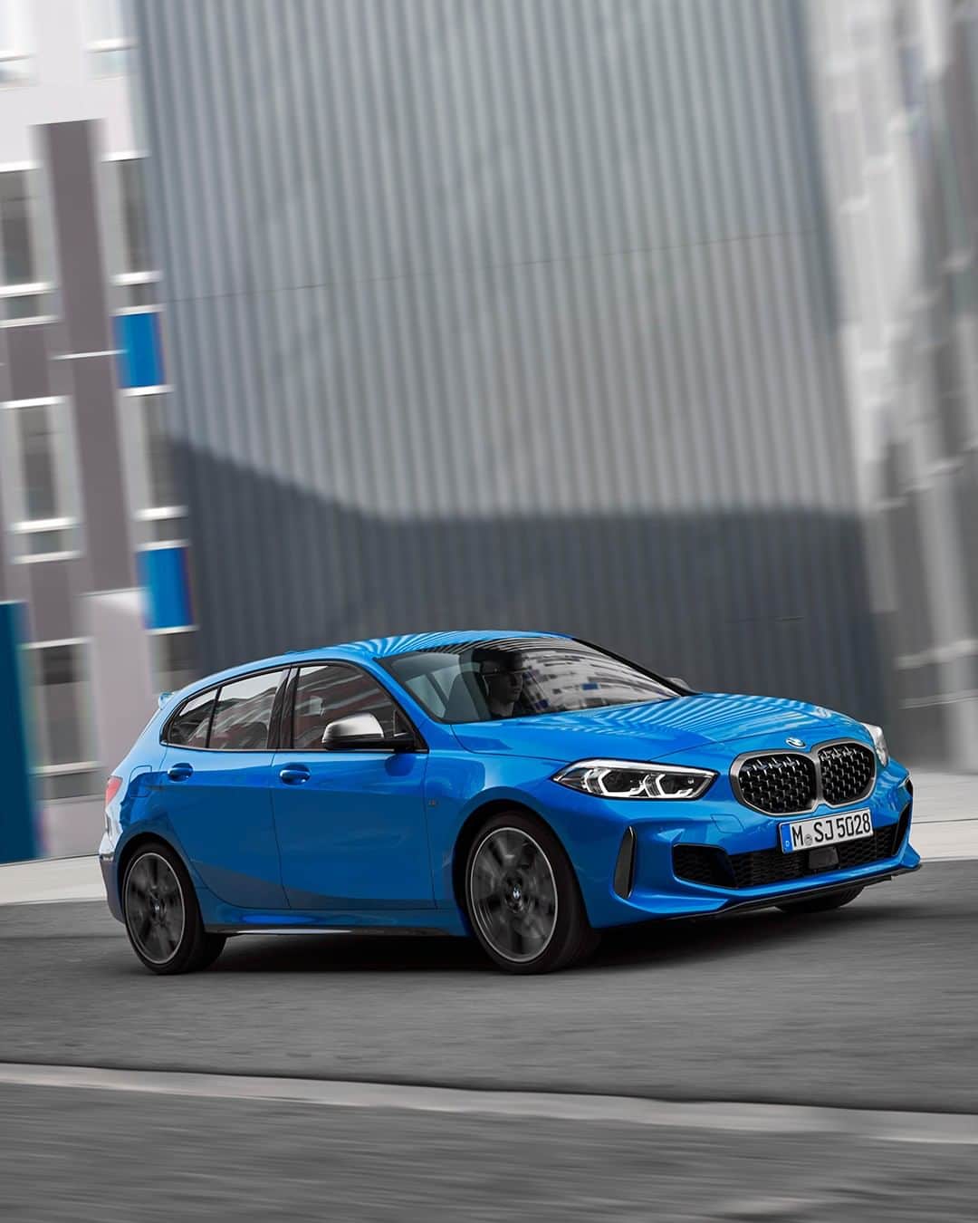 BMWのインスタグラム：「Perfect urban style to live the rhythm of the city. The all-new BMW 1 Series. #THE1 #BMW #1Series __ BMW M135i xDrive 5-door: Fuel consumption in l/100 km (combined): 7.1 - 6.8. CO2 emissions in g/km (combined): 162 - 155. The values of fuel consumptions, CO2 emissions and energy consumptions shown were determined according to the European Regulation (EC) 715/2007 in the version applicable at the time of type approval. The figures refer to a vehicle with basic configuration in Germany and the range shown considers optional equipment and the different size of wheels and tires available on the selected model. The values of the vehicles are already based on the new WLTP regulation and are translated back into NEDC-equivalent values in order to ensure the comparison between the vehicles. [With respect to these vehicles, for vehicle related taxes or other duties based (at least inter alia) on CO2-emissions the CO2 values may differ to the values stated here.] The CO2 efficiency specifications are determined according to Directive 1999/94/EC and the European Regulation in its current version applicable. The values shown are based on the fuel consumption, CO2 values and energy consumptions according to the NEDC cycle for the classification. For further information about the official fuel consumption and the specific CO2 emission of new passenger cars can be taken out of the „handbook of fuel consumption, the CO2 emission and power consumption of new passenger cars“, which is available at all selling points and at https://www.dat.de/angebote/verlagsprodukte/leitfaden-kraftstoffverbrauch.html.」