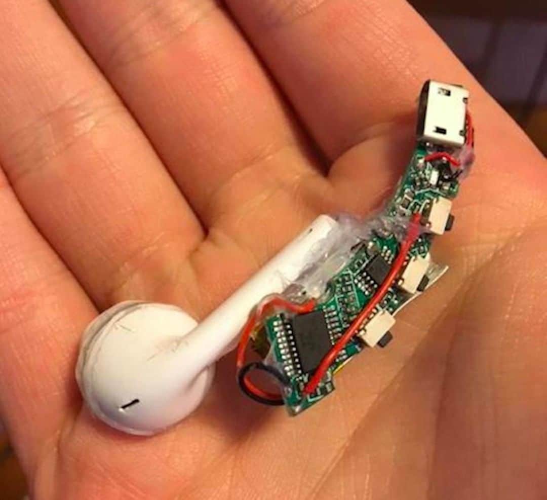 VICEさんのインスタグラム写真 - (VICEInstagram)「Can't afford AirPods? Check out this extremely punk pair of DIY wireless earbuds that a teenager hacked together using an old pair of wired Apple headphones and some hot glue. Just be careful not to zap your brain.  Link in bio. 📸: Sam Cashook」6月1日 0時00分 - vice