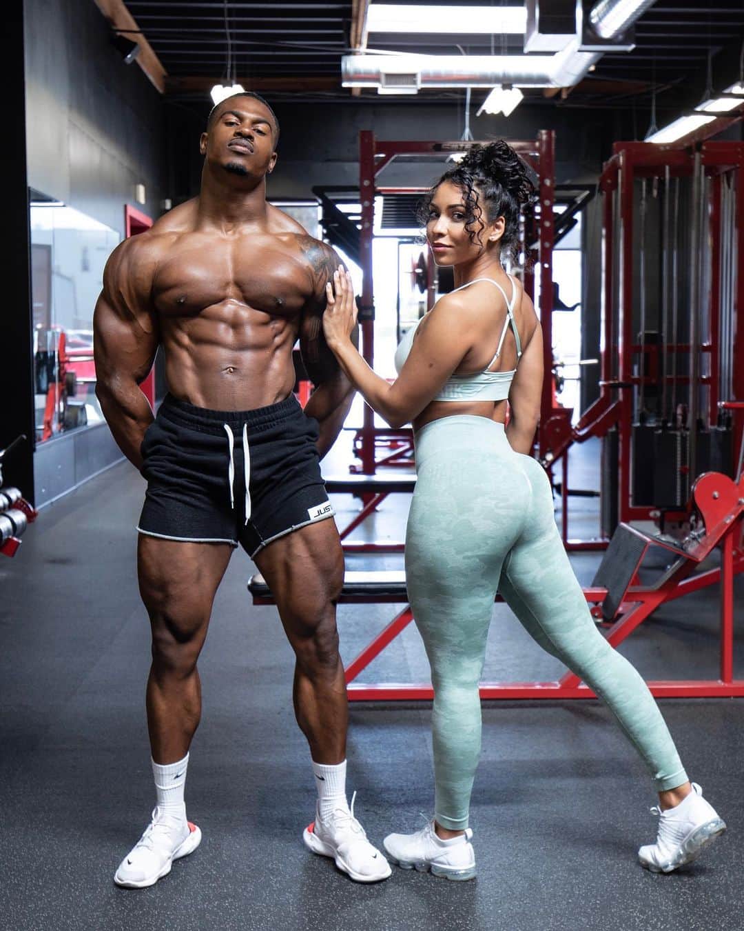 Simeon Pandaさんのインスタグラム写真 - (Simeon PandaInstagram)「NEW vid with @chanelcocobrown 3 Exercises to Build Bigger Quads 👉🏾LINK IN MY BIO ⁣⁣⁣⁣👈🏾 Like, comment and share when you’ve seen it 👊🏾 Make sure you’re subscribed to my channel for part 2 of this vid, where Chanel will take me through a glutes workout!⁣ ⁣ 🎥 YouTube.com/simeonpanda⁣⁣⁣⁣⁣⁣ 🎥 YouTube.com/simeonpanda⁣⁣⁣⁣⁣⁣ 🎥 YouTube.com/simeonpanda ⁣⁣⁣⁣⁣⁣ ⁣⁣⁣⁣⁣⁣ 📲 You can download my full training routines at SIMEONPANDA.COM⁣⁣⁣⁣⁣⁣⁣⁣ ⁣⁣ ⁣⁣ 🎥 by @jakecotreau ⁣⁣⁣⁣⁣⁣ ⁣⁣ #simeonpanda #squats #legdayroutine」6月1日 0時01分 - simeonpanda