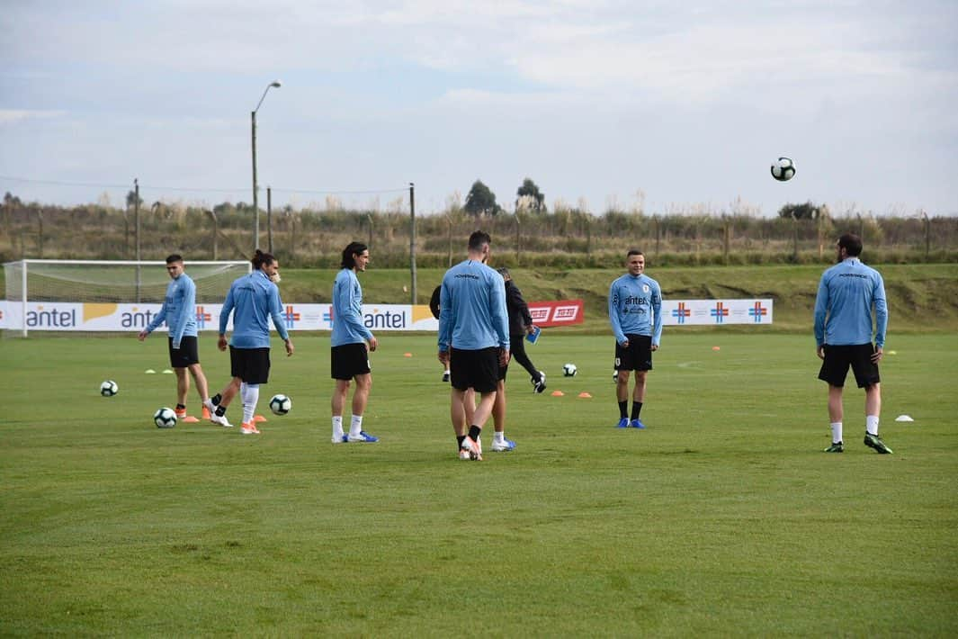 エディンソン・カバーニさんのインスタグラム写真 - (エディンソン・カバーニInstagram)「Entrenamiento a la mañana en el complejo Celeste ⚽ #CopaAmérica Entraînement matinal au complejo Celeste ⚽ #CopaAmérica Stamattina allenamento nel complejo Celeste ⚽ #CopaAmérica Morning training at complejo Celeste ⚽ #CopaAmérica」6月1日 0時03分 - cavaniofficial21