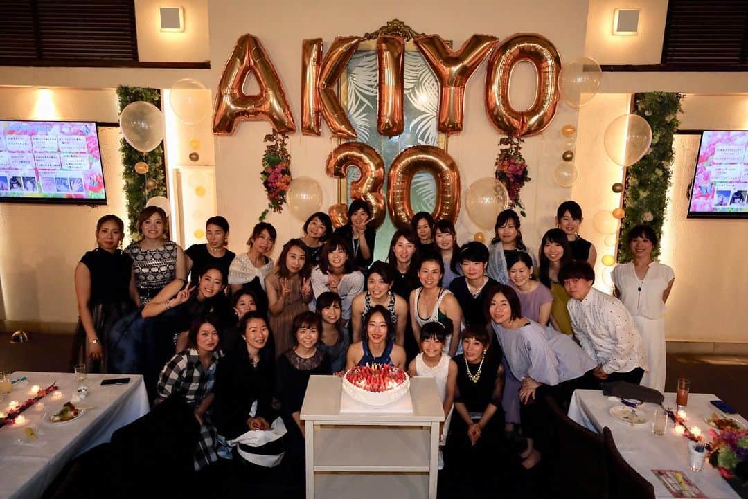 野口啓代のインスタグラム：「Thank you for coming my Birthday Party🌹✨I spend happy time with this pretty 30 girls🧒🏻👩🏽👱🏻‍♀️♡ ♡ ♡ あんまり嬉しくないと思っていた30歳が、30人の女性達のお陰で間違いなく人生で最高の誕生日となりました👶🏻💕 みんなで飲んで食べて喋って、ケーキバイトしたり🍰腕相撲したり😂あきよクイズは難しすぎて全問正解いなかったけど🤦🏻‍♀️急な募集にも関わらず沢山の方に来て頂き(遠方は大分県から😳✨)嬉しかったです😭💓シーズンが落ち着いたらまた楽しいことできたらいいな〜🎶幸せな時間をありがとうございました❤️✨ photo by @ikukoserata」