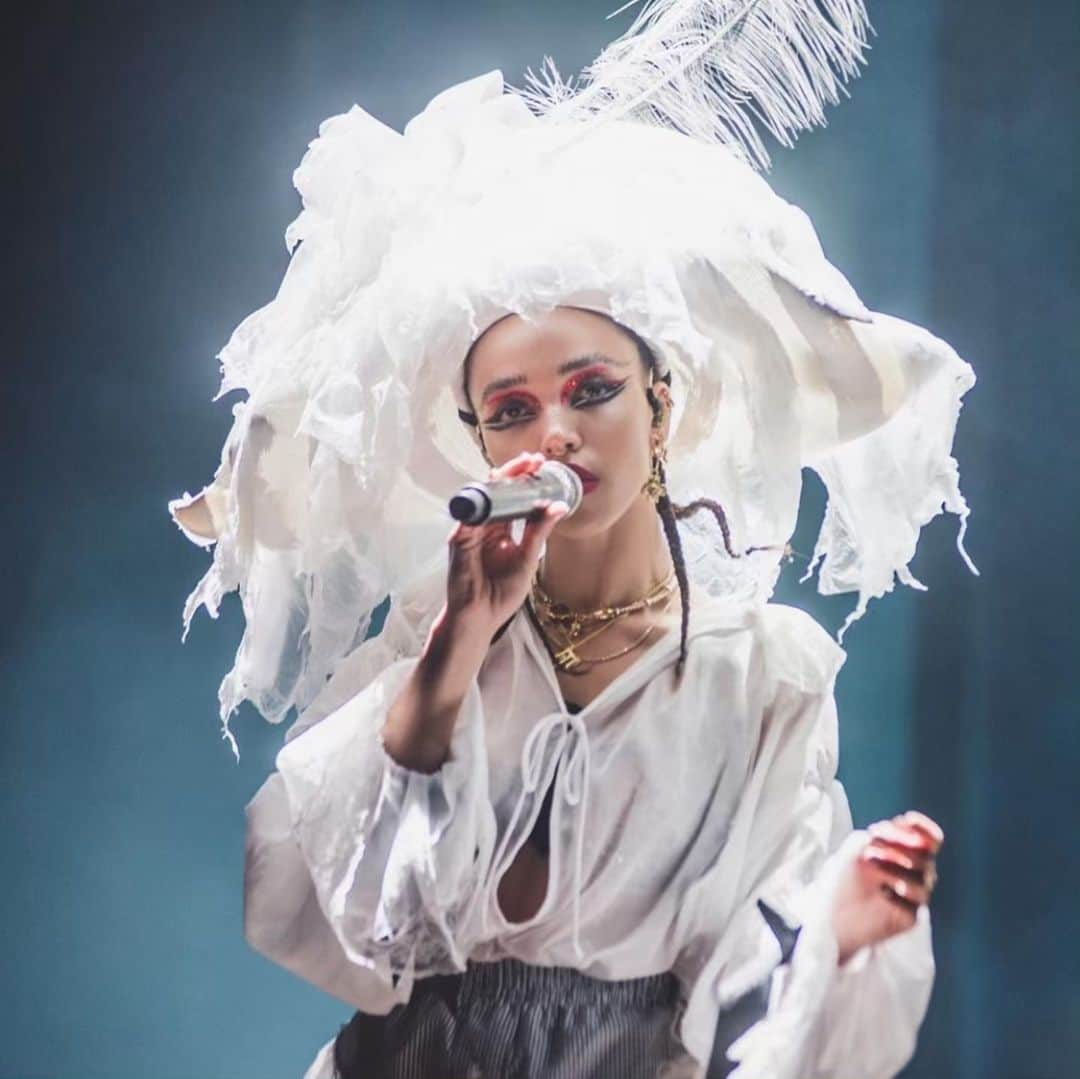 FKAツイッグスさんのインスタグラム写真 - (FKAツイッグスInstagram)「come just a little bit closer till we collide  @primavera_sound」6月1日 5時31分 - fkatwigs