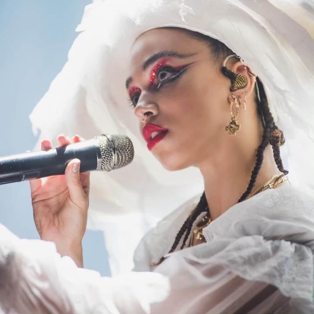 FKAツイッグスさんのインスタグラム写真 - (FKAツイッグスInstagram)「come just a little bit closer till we collide  @primavera_sound」6月1日 5時31分 - fkatwigs