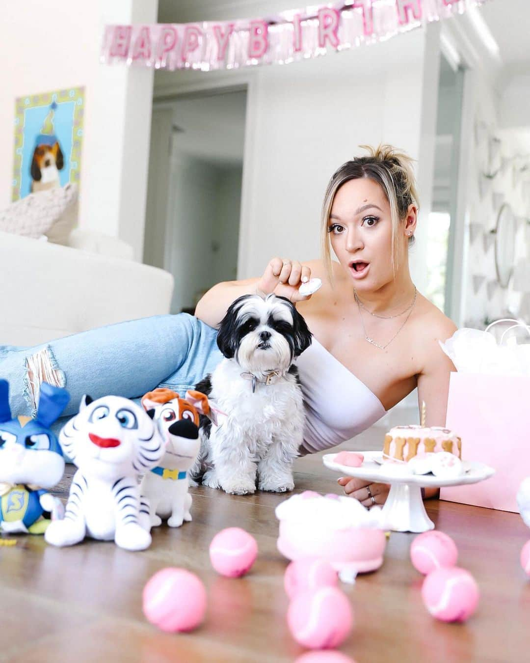 アリーシャ・マリーさんのインスタグラム写真 - (アリーシャ・マリーInstagram)「happy 5th birthday to this spoiled little bitch ♡  ps..we threw a party you’ll see it in the vlog haha do you have any pets? what are their names? 💞🐼 #puppy #dogsofinstagram #birthday #birthdaygirl」6月1日 5時33分 - alisha