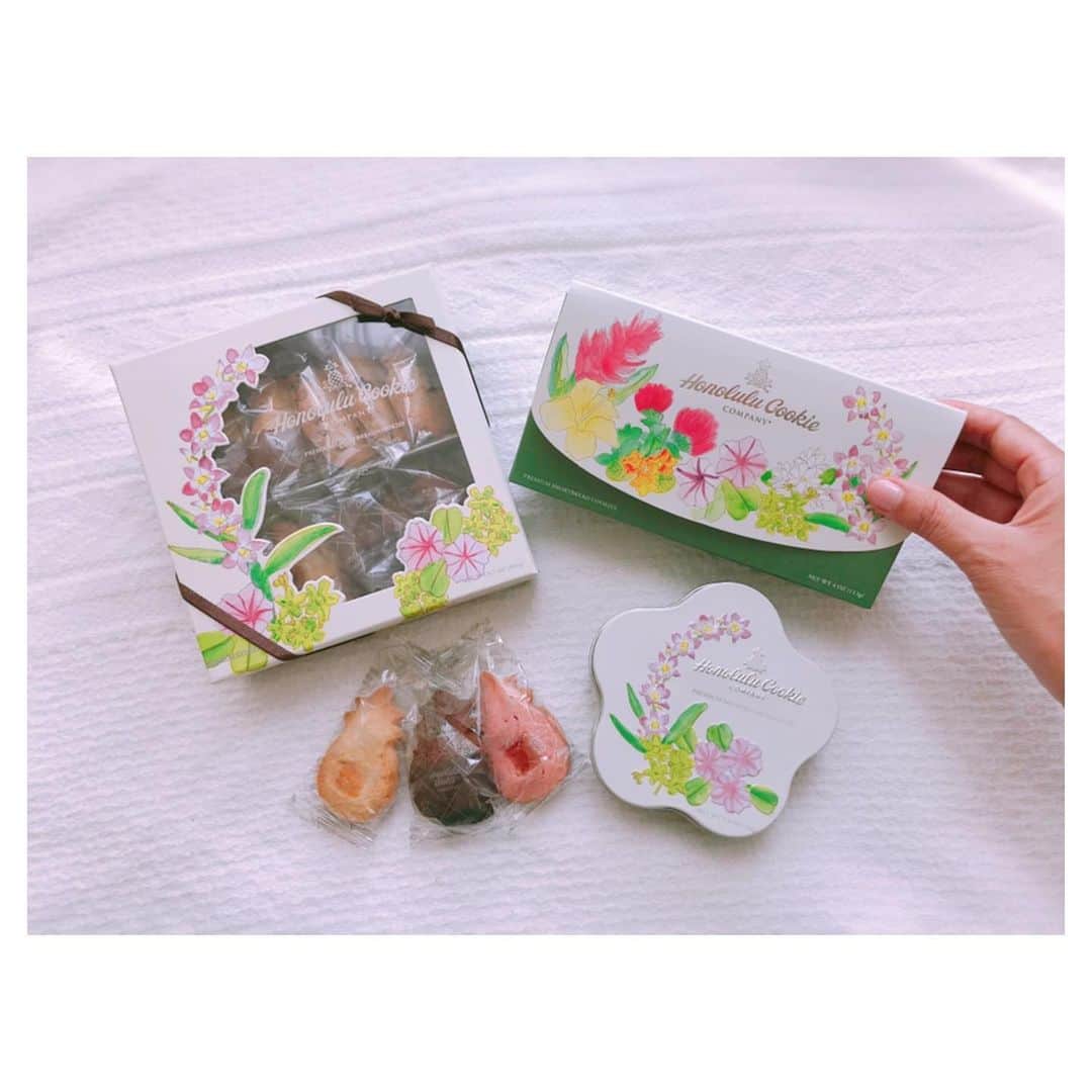 荒川れん子さんのインスタグラム写真 - (荒川れん子Instagram)「New Floral Collection @honolulucookie 🌺🍪 ホノルルクッキーの新たなパッケージはお花。パ〜っと華やぐ明るさが最近の陽気にぴったり気分なのです。次の日本へのお土産はこちらにしようかなー✨個人的には右下の缶がお気に入り。3種類のデザインがあるんですって😊 . . #hawaii #waikiki #Ilovehawaii #luckywelivehawaii #foodie #hawaiilife #flower #sweets #travel #trip #tropical #beachlife #lifeisajourney #hawaiistagram #instahawaii #ハワイ #オアフ #ハワイ生活 #ハワイ暮らし #ハワイライフ #旅 #ハワイ好き #ハワイ旅行 #ハワイ土産 #スイーツ #クッキー#おやつ #花 #花柄 #お土産」6月1日 5時34分 - renren_hawaii
