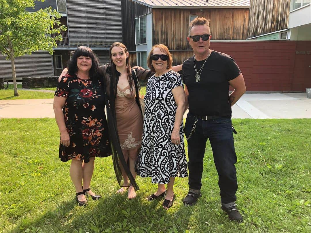 ロバート・パトリックさんのインスタグラム写真 - (ロバート・パトリックInstagram)「My sister, daughter, & Momma! Bennington College. Bennington, Vermont. Graduation tomorrow! So proud of my daughter! #college #graduation」6月1日 5時37分 - ripfighter