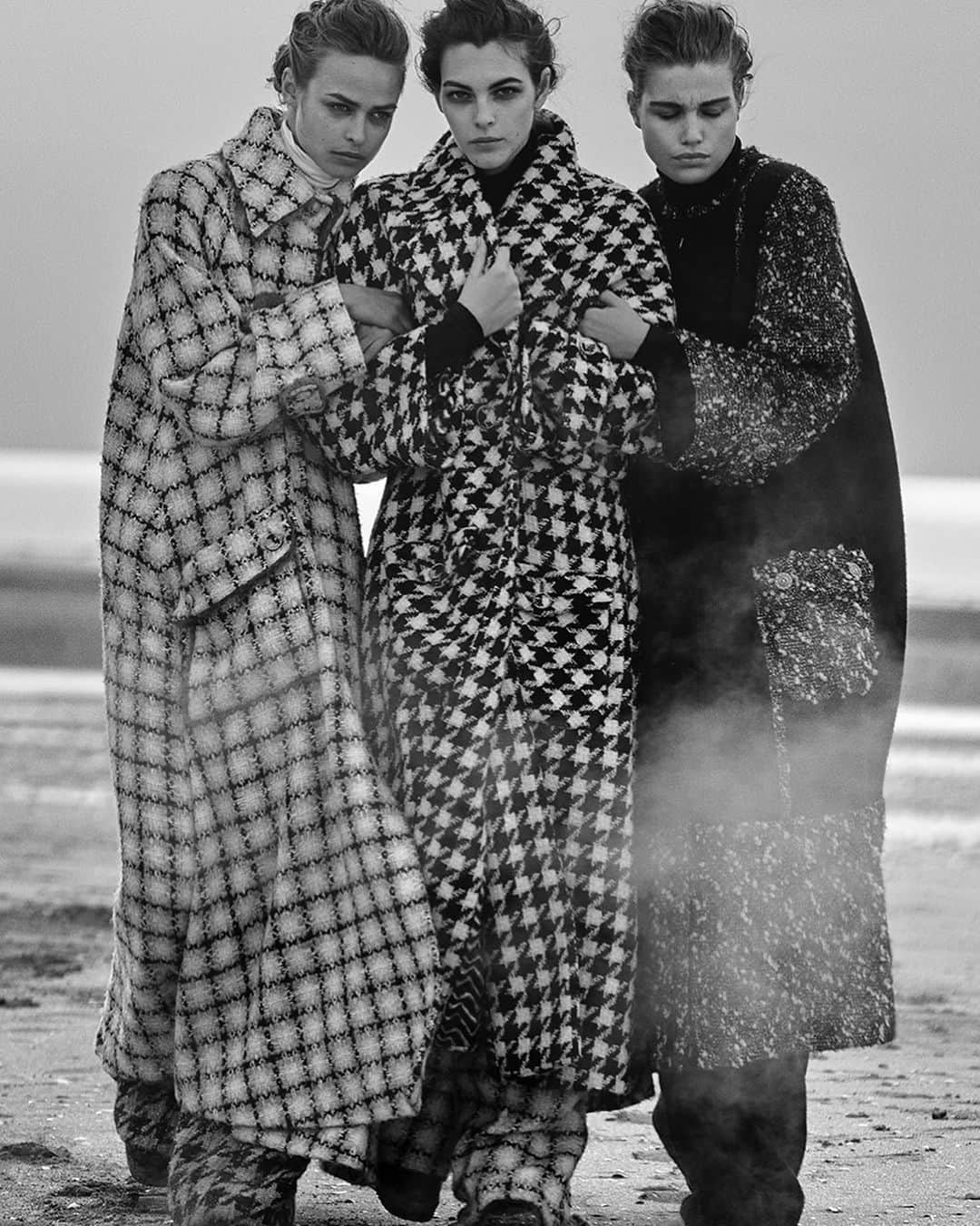 ピーター・リンドバーグさんのインスタグラム写真 - (ピーター・リンドバーグInstagram)「Birgit Kos, Vittoria Ceretti & Luna Bijl, photographed in Deauville for Vogue Germany's July issue, dedicated to Karl Lagerfeld - #KarlLagerfeld #LindberghStories #HomageToKarl #VogueGermany #ChristianeArp #coverstory #CHANEL #coverstory #2bmanagement」6月1日 0時14分 - therealpeterlindbergh