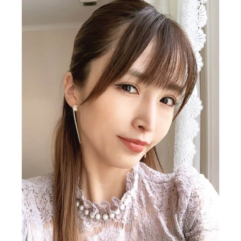 渡部いずみさんのインスタグラム写真 - (渡部いずみInstagram)「太陽の下で見る自分の顔に大いに幻滅してからまた美意識を高めます‼️️😌🤲🏻私はグラビア&六本木時代に自分がブスだと認めてから美容に目覚めました。そして今でもメイクは窓際でして、本来の自分の肌と向き合う時間を作ります️‼️️私を含めアプリや加工に恵まれた時代でも、内心リアルな自分と向き合う強さはないと 燃えたぎる向上心は生まれない🥴🙌もっと美容にお金をかけたい！毎朝 思ってます。私の趣味です😉🌱 #美容#beauty#PINCHER#ピンシャー#スキンケア#開発#肌#skin#アンチエイジング#自分#自分磨き#向き合う勇気#化粧品開発#美容整形#人生」6月1日 0時15分 - pincher__izumi