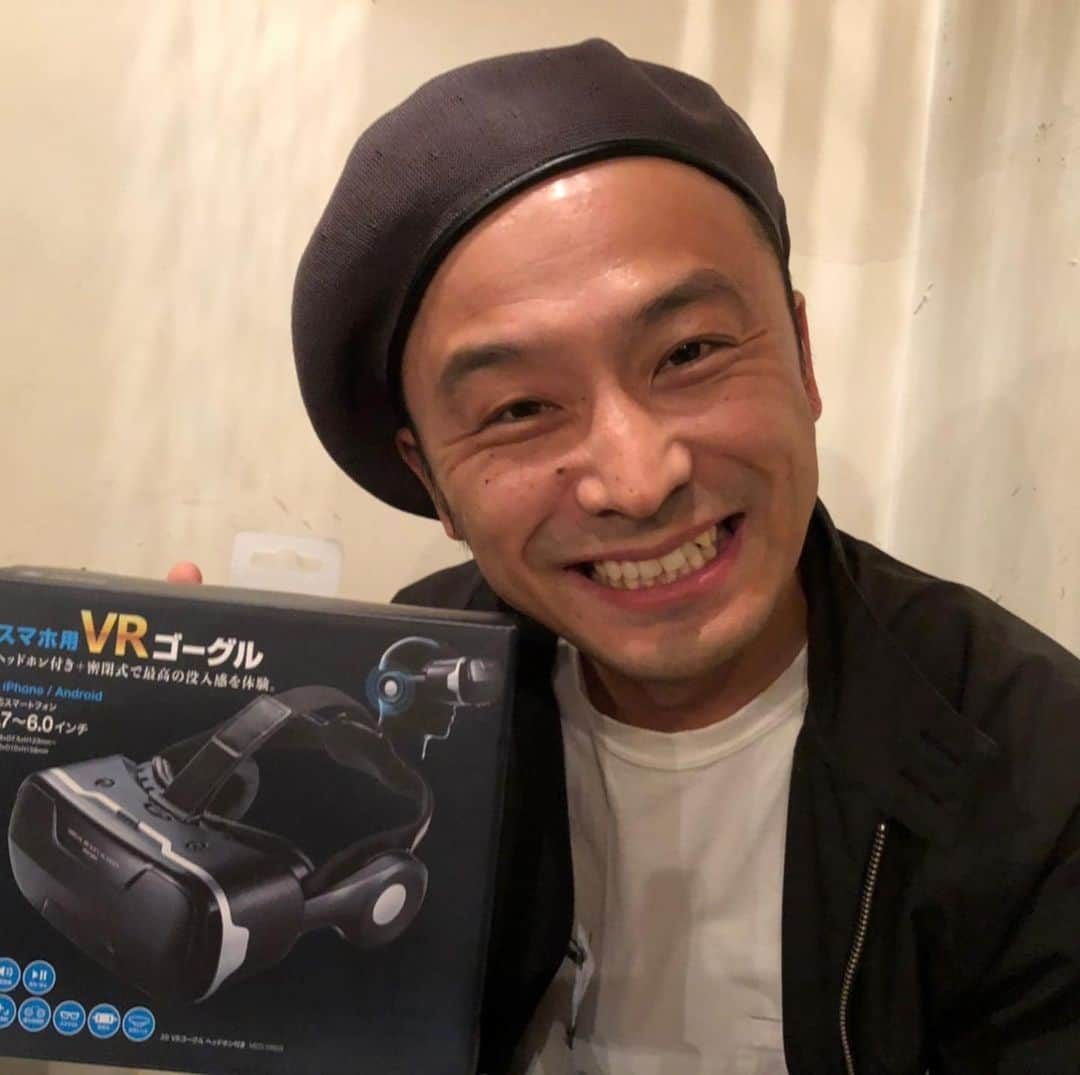 野村浩二さんのインスタグラム写真 - (野村浩二Instagram)「リョータから、遅い誕生日プレゼントにVRゴーグル貰った。 何本かVRを無料視聴したけど、こりゃとんでもないぞ！ VRを観てる姿、絶対に見られたくない！」6月1日 0時09分 - nomura_kouji