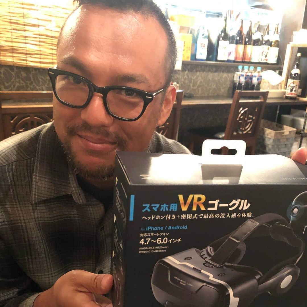 野村浩二さんのインスタグラム写真 - (野村浩二Instagram)「リョータから、遅い誕生日プレゼントにVRゴーグル貰った。 何本かVRを無料視聴したけど、こりゃとんでもないぞ！ VRを観てる姿、絶対に見られたくない！」6月1日 0時09分 - nomura_kouji