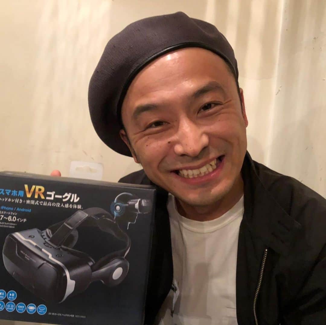 野村浩二のインスタグラム：「リョータから、遅い誕生日プレゼントにVRゴーグル貰った。 何本かVRを無料視聴したけど、こりゃとんでもないぞ！ VRを観てる姿、絶対に見られたくない！」