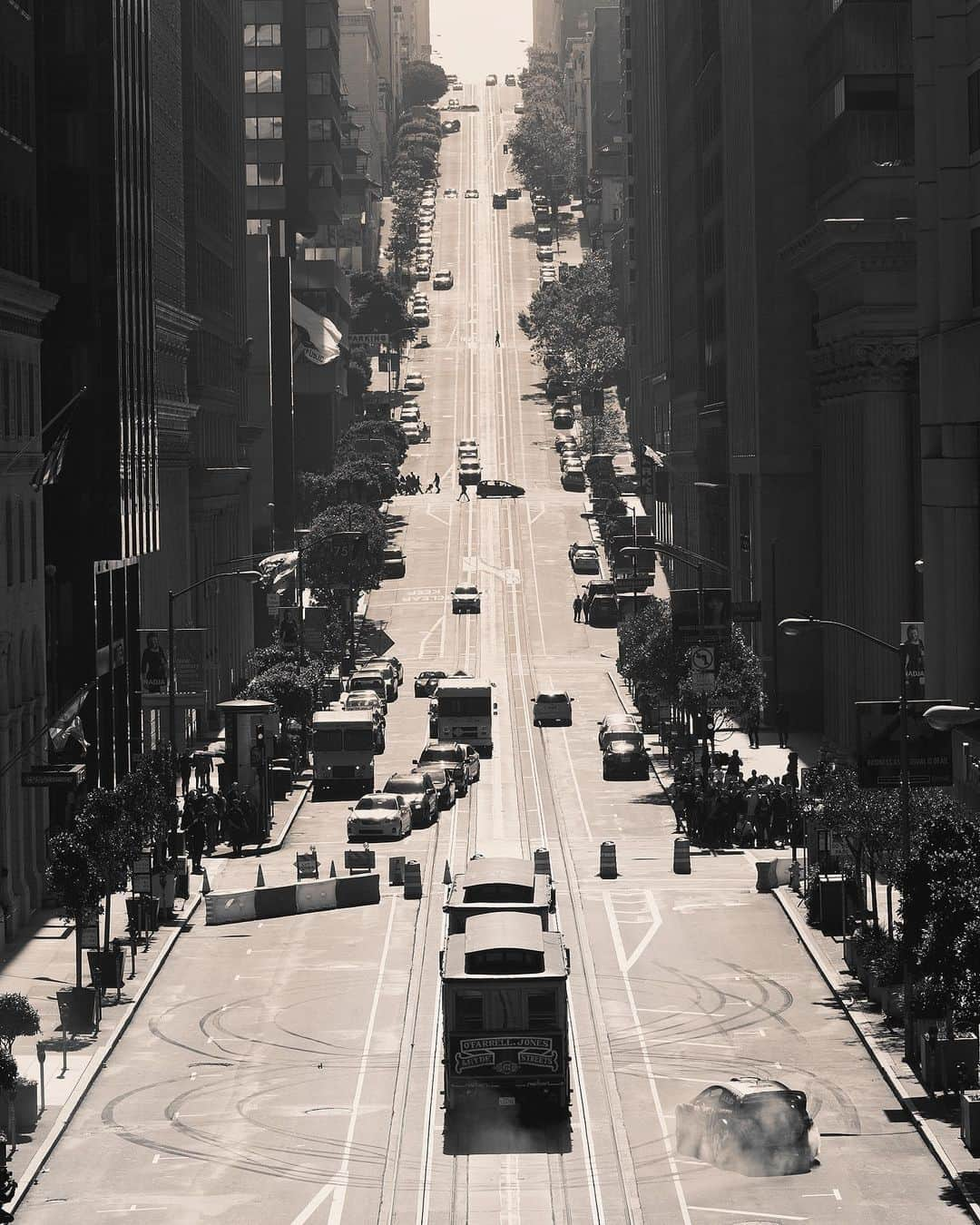 ケン・ブロックさんのインスタグラム写真 - (ケン・ブロックInstagram)「This is one of those shots from Gymkhana FIVE that really sold the storyline of filming in San Francisco. Steep hills, trolley cars, downtown streets, me driving my Ford Fiesta HFHV sideways and my homie @JoshKalis hiding out inside of the trolley car! Get answers to some of the “how did you get away with ____??” questions about Gymkhana FIVE in this week’s YouTube episode. Link in my bio! #publictransportation #GymkhanaFIVE #SanFrancisco」6月1日 0時10分 - kblock43