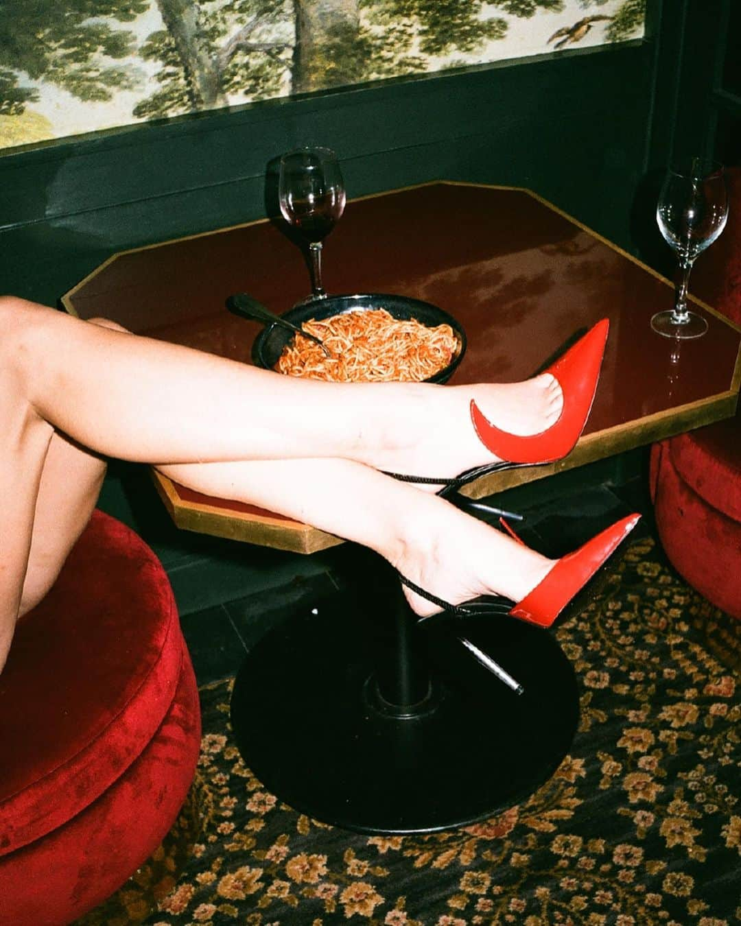 キャロライン・ヴリーランドさんのインスタグラム写真 - (キャロライン・ヴリーランドInstagram)「Killing the things i love before they kill me (thx @roswenrene) 👠 🍝 🍷 film by @maximeballesteros #carocarboload #carowine」6月1日 0時11分 - carolinevreeland