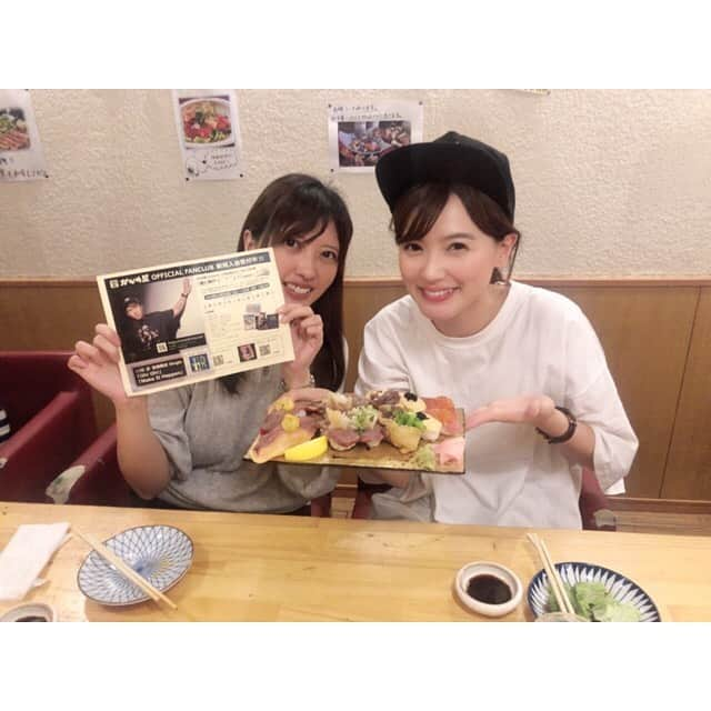 三島ゆかりさんのインスタグラム写真 - (三島ゆかりInstagram)「今日はCHEMISTRYの川畑さんのソロライブに行ってきました🎵 川畑要2019ライブハウスツアー『Make It Happen』 前からチケット取ってたけど、金曜日やん、ラジオやん🙄 ウメダFM生放送終わりが19時📻 開演時間も19時💦 幸い両方梅田やから、タクシー乗ったら5分で着いた🚕✨ タクシー代お釣り10円まけてくれた運ちゃんありがとうww💖 お姉ちゃんいわく2曲目の途中には着いたみたい👍 聴きたかった曲も聴けて、遅れてったから後ろだったけど、やっぱライブハウスだから全然近くて最高でした❤️❤️ MCでステーキばっか食べてるって言ってたので、ステーキ食べに行きました😋 お腹いっぱいで帰宅❣️ #川畑要 #chemistry #ソロライブ #osaka #umeda #bananahall #makeithappen #steak #rump #肉寿司 #牛カツ #満腹 #ウメダfmbehappy789 #radio #dj #三島ゆかり #ゆかりんご #生放送 #幸せな1日 #followｍe」6月1日 0時20分 - apple340