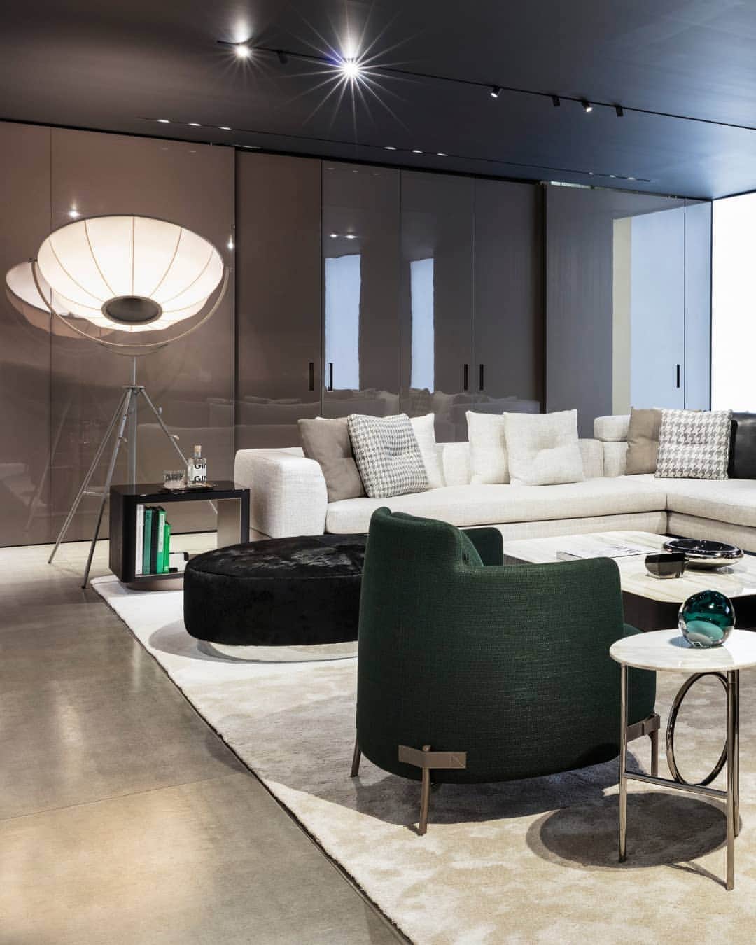 Minotti Londonさんのインスタグラム写真 - (Minotti LondonInstagram)「The brand new 2019 collection is now available to experience in our London showroom. 🖤  Tap the link in our bio to book your appointment to view the collection with one of our expert team.  #interiordesigninspiration #luxurylife #designinspiration #design #interior #interiordesigner #luxurydesign #designs #furnituredesign #interiordesign #interiorstyling」6月1日 0時32分 - minottilondon
