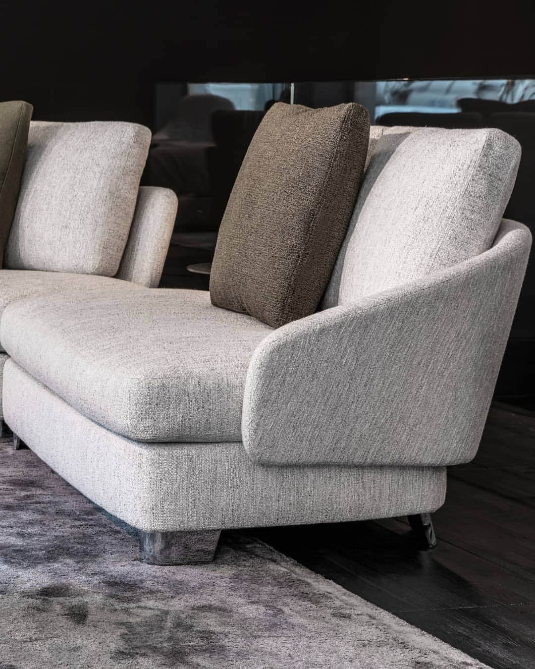Minotti Londonさんのインスタグラム写真 - (Minotti LondonInstagram)「The brand new 2019 collection is now available to experience in our London showroom. 🖤  Tap the link in our bio to book your appointment to view the collection with one of our expert team.  #interiordesigninspiration #luxurylife #designinspiration #design #interior #interiordesigner #luxurydesign #designs #furnituredesign #interiordesign #interiorstyling」6月1日 0時32分 - minottilondon