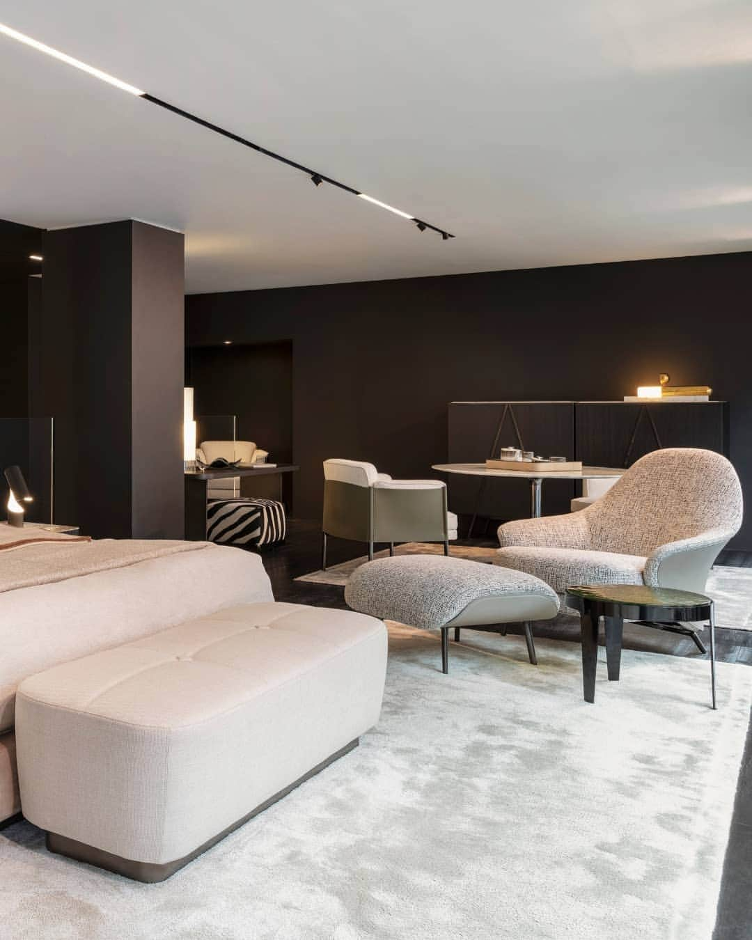 Minotti Londonさんのインスタグラム写真 - (Minotti LondonInstagram)「The brand new 2019 collection is now available to experience in our London showroom. 🖤  Tap the link in our bio to book your appointment to view the collection with one of our expert team.  #interiordesigninspiration #luxurylife #designinspiration #design #interior #interiordesigner #luxurydesign #designs #furnituredesign #interiordesign #interiorstyling」6月1日 0時32分 - minottilondon