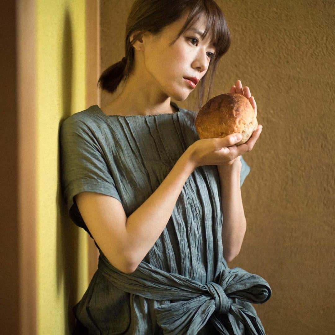 甲斐麻美さんのインスタグラム写真 - (甲斐麻美Instagram)「大人になるのは やっぱり 楽しい 「アンチエイジングではなく グッドエイジングで行きましょうよ！」 と、大好きなジョン・カビラさんがラジオで言っていて  なんて素晴らしいんだろうと思った  わたしは 歳を重ねるのも 楽しんでいくぜ  #ごぱん #ごぱん屋うっでぃー #まるいこ #ごぱんとわたし #〇〇とわたし #ヴィーガン #bread  #food #foodstagram #フードスタグラム #art #パン #熊本 #sila #着物ワンピース #丁寧な暮らし #ときめき #sparkjoy #グッドエイジング #DIY #myhome #photooftheday #photoshooting #husbandphotographer #嫁グラフィー #エッセイ #わたしのエッセイ  #甲斐麻美」6月1日 0時24分 - kaico_asami