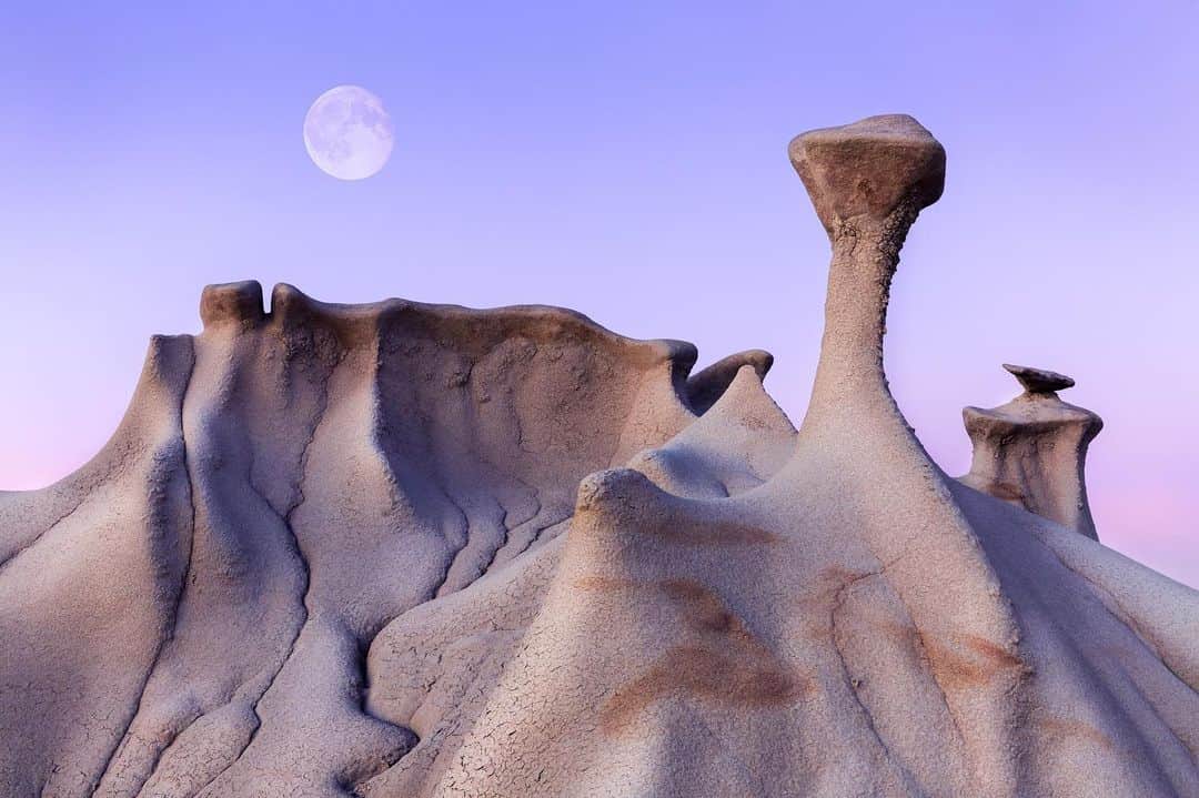 アメリカ内務省さんのインスタグラム写真 - (アメリカ内務省Instagram)「Otherworldly rock formations created by time and natural elements at Bisti/De-Na-Zin #Wilderness in #NewMexico transport us to a fantasy world. The weathered rock forms pinnacles, spires, cap rocks and other forms that ignite the imagination. Translated from the Navajo language, Bisti (Bis-tie) means "a large area of shale hills" and De-Na-Zin (Deh-nah-zin) is from the Navajo words for "cranes." This stunning photo by Jessica Fridrich won the Scenic, Seasons & Landscapes Category for the 2018 #SharetheExperience photo contest (www.sharetheexperience.org). #usinterior #travel」6月1日 0時25分 - usinterior