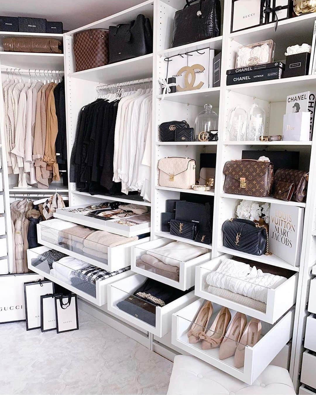 さんのインスタグラム写真 - (Instagram)「Closet goals! @missesclementi」6月1日 0時25分 - inspire_me_home_decor