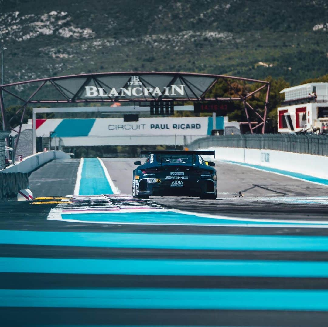 Mercedes AMGさんのインスタグラム写真 - (Mercedes AMGInstagram)「Stripes and stars at beautiful #circuitpaulricard! It’s time for the next round of #BlancpainGT series and our 8 #MercedesAMG GT3s are getting ready for the 6-hour-race starting on Saturday, 18.00 hrs local time.」6月1日 0時27分 - mercedesamg