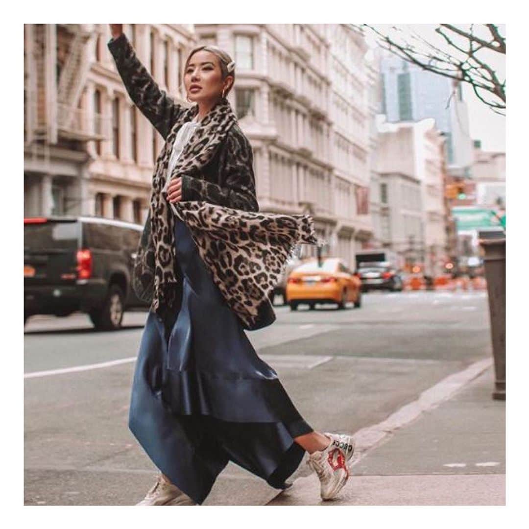 ジェラールダレルさんのインスタグラム写真 - (ジェラールダレルInstagram)「@feralcreature with our leopard printed scarf in the streets of New York! #gerarddarel #leopardprint #leopardscarf #animalprintscarf🐯」6月1日 0時40分 - gerarddarel