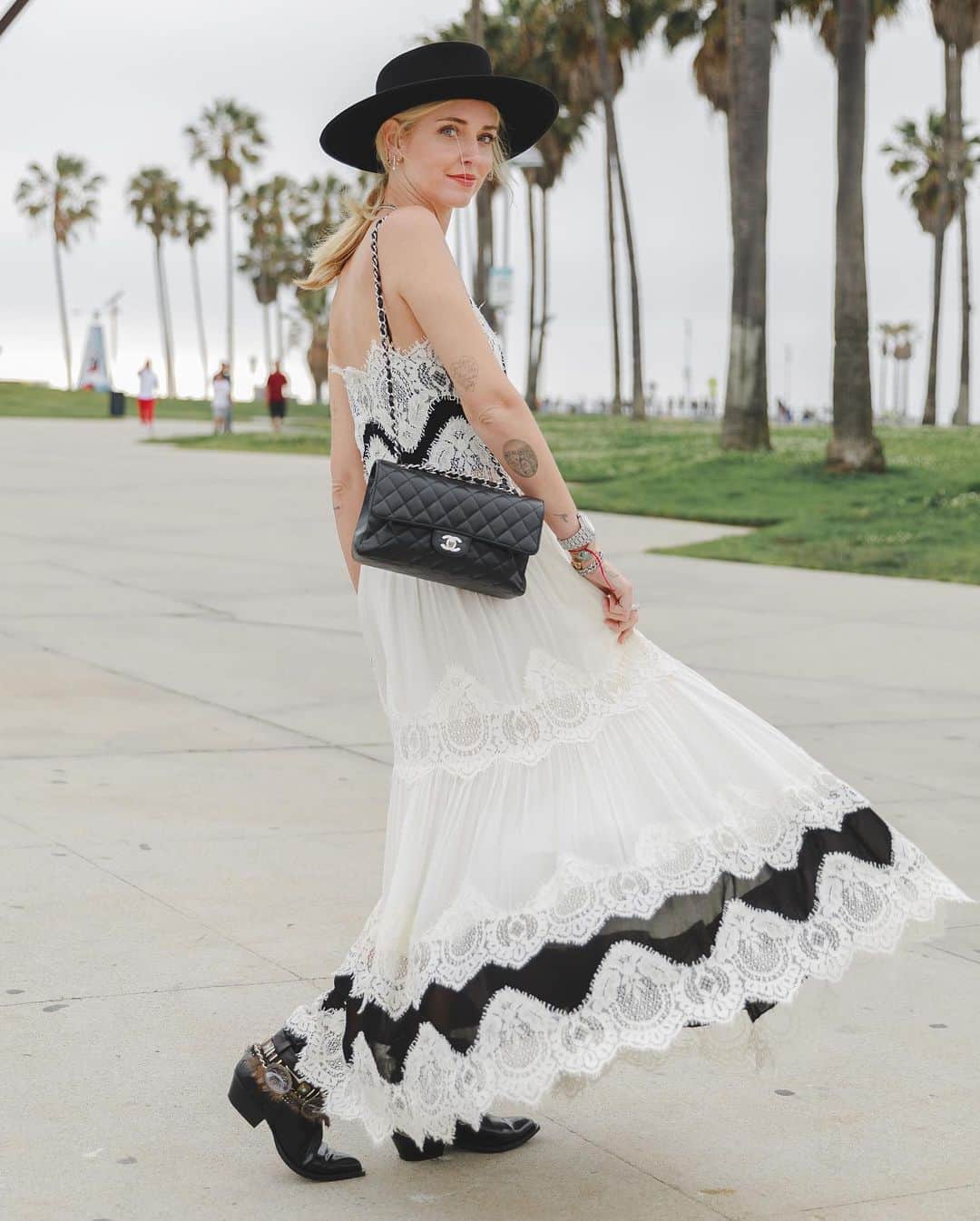 キアラ・フェラーニさんのインスタグラム写真 - (キアラ・フェラーニInstagram)「Venice Beach in my beautiful @twinsetofficial dress #twinsetlover #twinsetmilano #advertising」6月1日 0時41分 - chiaraferragni