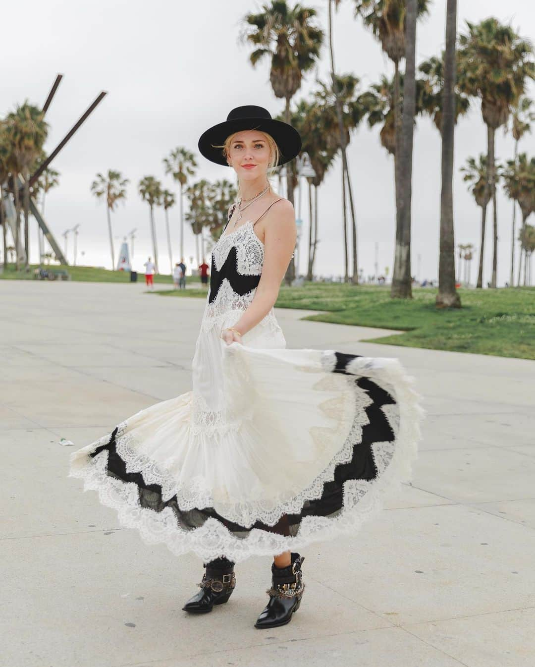 キアラ・フェラーニさんのインスタグラム写真 - (キアラ・フェラーニInstagram)「Venice Beach in my beautiful @twinsetofficial dress #twinsetlover #twinsetmilano #advertising」6月1日 0時41分 - chiaraferragni