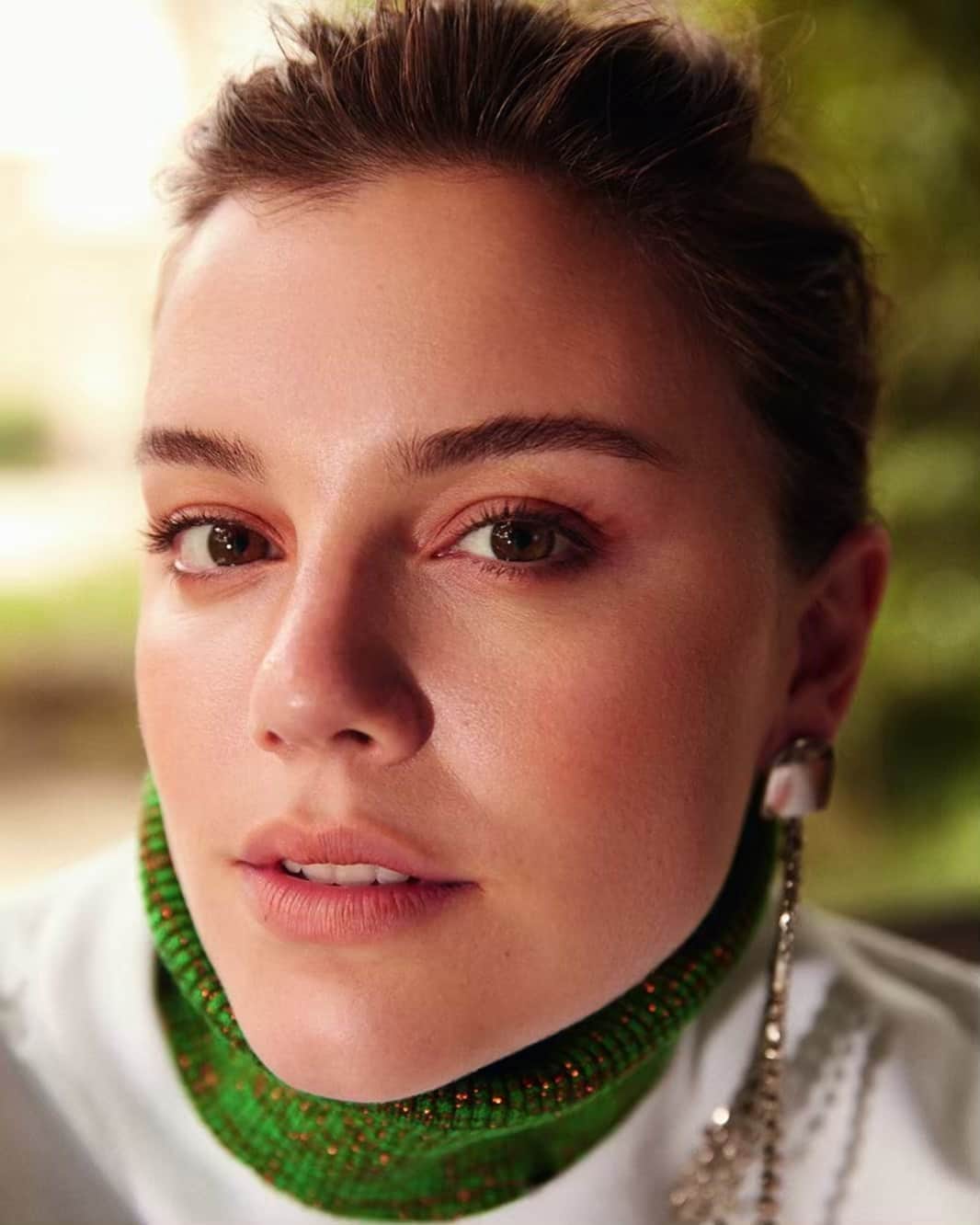 Alice Wegmannのインスタグラム：「sextou! a @marieclairebr já ta indo pras bancas minha gente :) OBRIGADA @lauraancona @vandecazimmermann por tudo sempre, @larissalucchese e @andrepuertas pelas troca de mensagens pelo fervo e pelos melhores lookinhos que tem sempre a minha essência, @brunacastanheira por fotografar a minha alma e pelo jeitinho mineiro que tranquilizava o set inteiro (e ainda com uma equipe linda @biagarbieri @alupapula e @marizafonseca), @brazilrenata pela playlist na arrumação e pela sua beleza (a sua própria e a que você fez em mim) junto com a @taalzi, @kakakaren_ka pela sua arte toda e @natachacortez pelo papo gostoso lá em casa. e, claro, obrigada SEMPRE @mattonicomunicacao @mapbrasil (@pedrotourinho @marinamorena83 @amandagominho @jumattoni @pepperpaulo), porque sem vocês nada seria possível... e @alinebonatto por estar bem pertinho ♥️🥊 muito feliz mesmo com tudo isso」