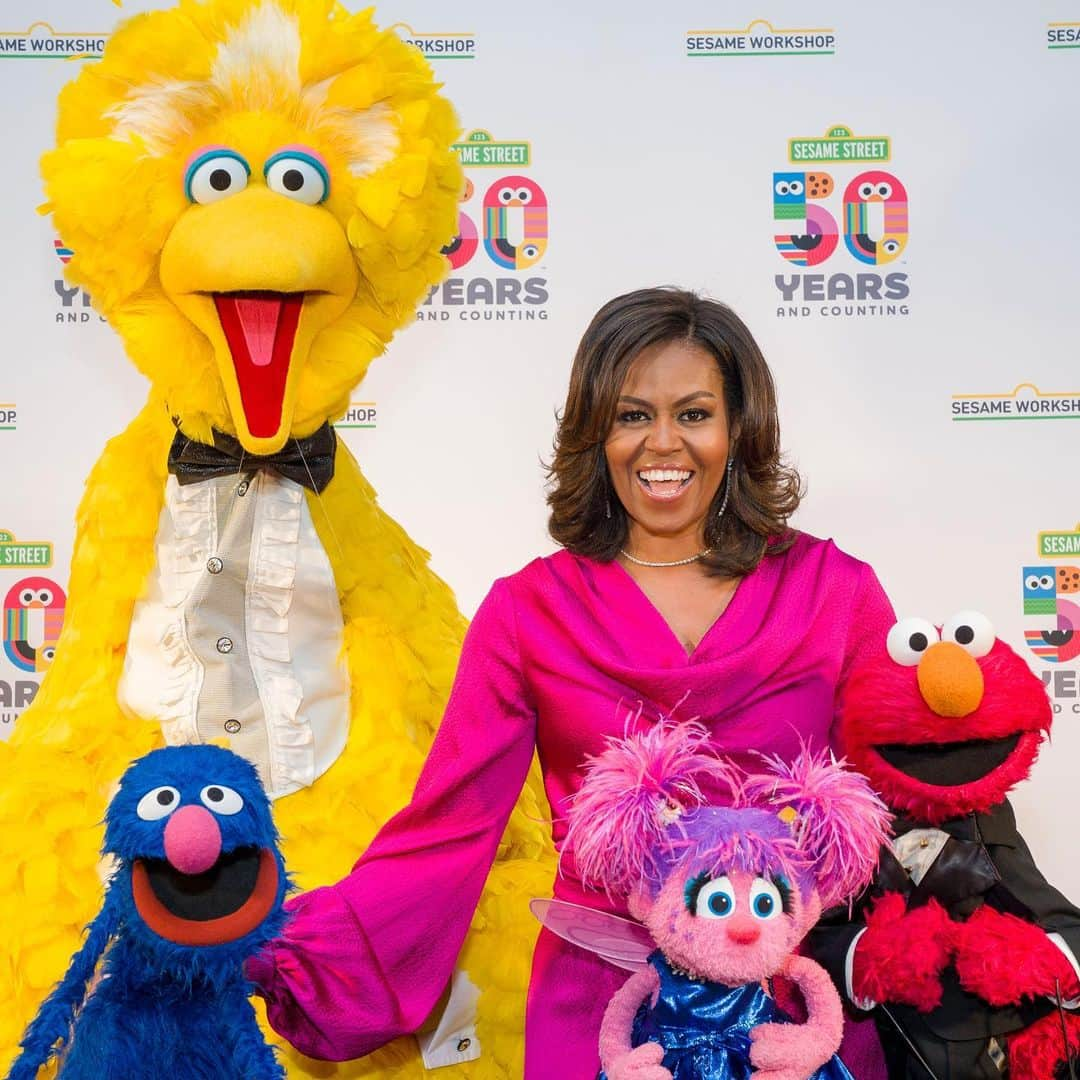 セサミストリートさんのインスタグラム写真 - (セサミストリートInstagram)「We were thrilled to honor Former First Lady Michelle Obama at our 50th Anniversary Gala with the Joan Ganz Cooney Award for her tireless work to improve the lives of children! Thank you @michelleobama, for being a part of our special evening. 📷: Richard Termine #Sesame50Gala #Sesame50」6月1日 0時38分 - sesamestreet