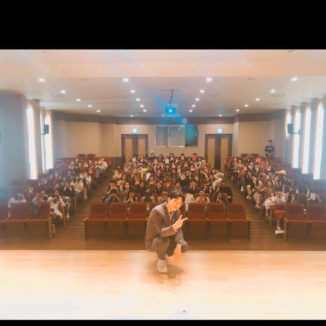 ウヒョン のインスタグラム：「인스피릿 500분과 약속한 단체사진 !! 늦어서 미안해요 ㅠ」