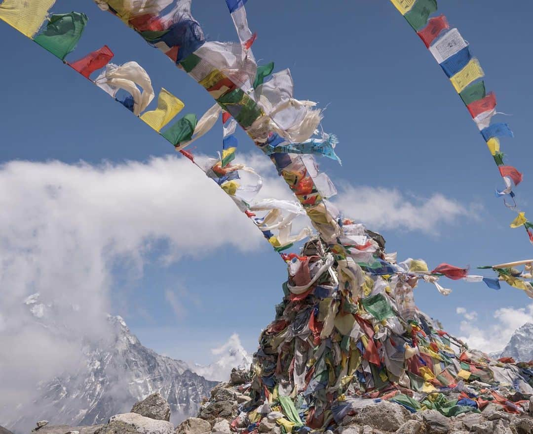 エディー・バウアーさんのインスタグラム写真 - (エディー・バウアーInstagram)「“There is much processing and digesting the impact of a journey like this. Gratitude is an understatement. #whyihike” - @mandymooremm. Read more about her journey to Everest Base Camp with Eddie Bauer alpine guide @melissaarnot below. ⁣ ⁣ ---⁣ ⁣ “There is so much magic in these mountains. They represent adventure in the grandest form and in a language all their own.⁣ ⁣ The idea of standing at the base of the world's tallest peak with @eddiebauer, a brand that has been outfitting record-setting climbers since the beginning - from the first American ascent in 1963 (Jim Whittaker) to our guide @melissaarnot, the first American Woman to ascend and descend Everest without oxygen, is truly beyond my wildest imagination. ⁣ ⁣ Needless to say, this part of the world holds a very special place in @melissaarnot’s heart so her willingness to share it, as well as her time, knowledge and endless trove of stories were so appreciated by all of us lucky enough to walk alongside her this past week. Her belief in our abilities to keep moving and ultimately make it to the base of the Mighty, Mighty Mt. Everest was so powerful. Spoiler alert: we made it!!! It’s impossible to be lucky enough to arrive at the foot of these mammoth peaks and not be attuned to the palpable energy of all of those who came before and lost their lives in these mountains. The wave of emotion: respect, reverence, appreciation....that washed over us as we took in the prayer flags and yellow domed tents of basecamp AND sat on the rocks regarding the chortens that dot the hillside of the Tukla Pass the day before, profoundly affected us all. Melissa mentioned that the higher we go, the closer we are to those we have lost... there’s less distance between us.”」6月1日 0時43分 - eddiebauer