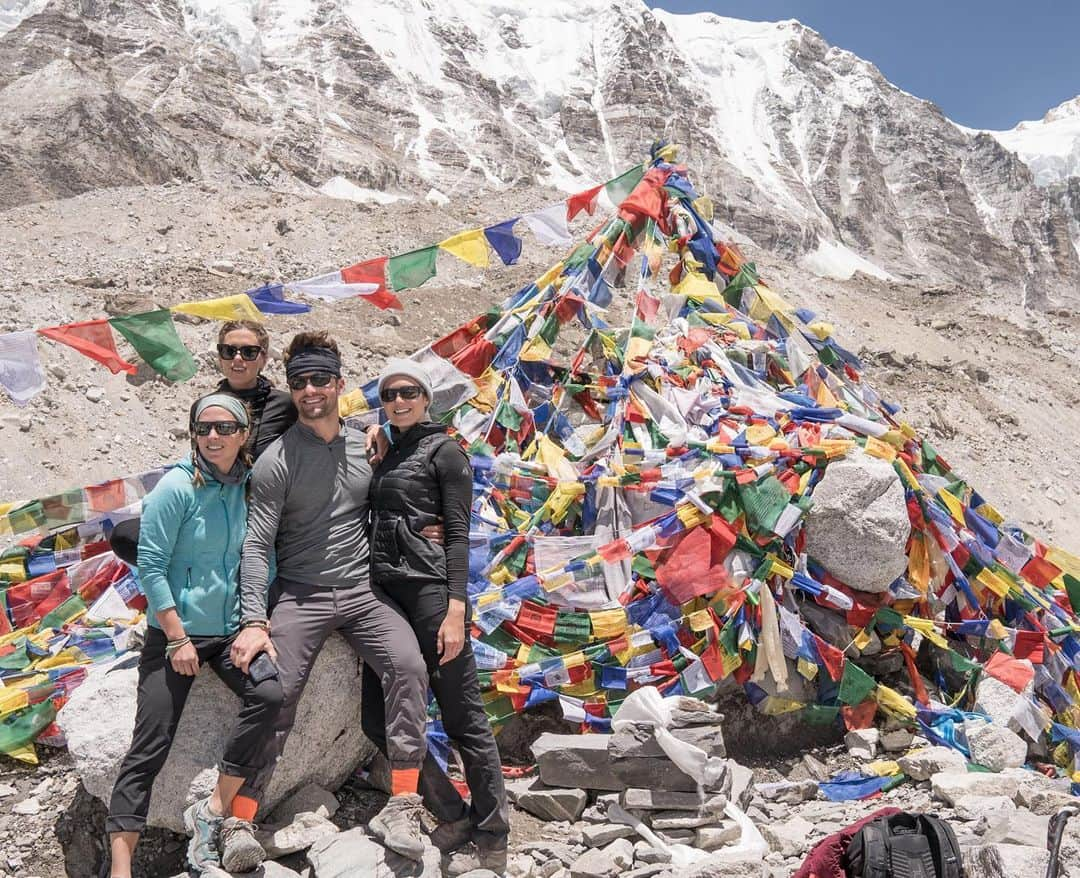 エディー・バウアーさんのインスタグラム写真 - (エディー・バウアーInstagram)「“There is much processing and digesting the impact of a journey like this. Gratitude is an understatement. #whyihike” - @mandymooremm. Read more about her journey to Everest Base Camp with Eddie Bauer alpine guide @melissaarnot below. ⁣ ⁣ ---⁣ ⁣ “There is so much magic in these mountains. They represent adventure in the grandest form and in a language all their own.⁣ ⁣ The idea of standing at the base of the world's tallest peak with @eddiebauer, a brand that has been outfitting record-setting climbers since the beginning - from the first American ascent in 1963 (Jim Whittaker) to our guide @melissaarnot, the first American Woman to ascend and descend Everest without oxygen, is truly beyond my wildest imagination. ⁣ ⁣ Needless to say, this part of the world holds a very special place in @melissaarnot’s heart so her willingness to share it, as well as her time, knowledge and endless trove of stories were so appreciated by all of us lucky enough to walk alongside her this past week. Her belief in our abilities to keep moving and ultimately make it to the base of the Mighty, Mighty Mt. Everest was so powerful. Spoiler alert: we made it!!! It’s impossible to be lucky enough to arrive at the foot of these mammoth peaks and not be attuned to the palpable energy of all of those who came before and lost their lives in these mountains. The wave of emotion: respect, reverence, appreciation....that washed over us as we took in the prayer flags and yellow domed tents of basecamp AND sat on the rocks regarding the chortens that dot the hillside of the Tukla Pass the day before, profoundly affected us all. Melissa mentioned that the higher we go, the closer we are to those we have lost... there’s less distance between us.”」6月1日 0時43分 - eddiebauer