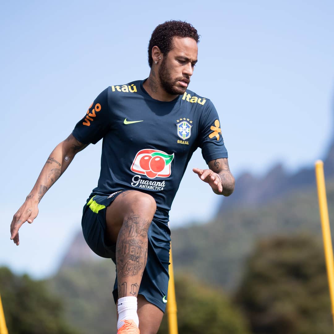 サッカー ブラジル代表チームさんのインスタグラム写真 - (サッカー ブラジル代表チームInstagram)「Neymar Jr. em campo hoje pela manhã e treinando com bola! Atacante vai se recuperando das dores no joelho esquerdo. 💪⚽🇧🇷 ⠀ #JogaBola #TRSeleçãoDia10 ⠀ Fotos: @lucasfigfoto / CBF」6月1日 0時46分 - cbf_futebol