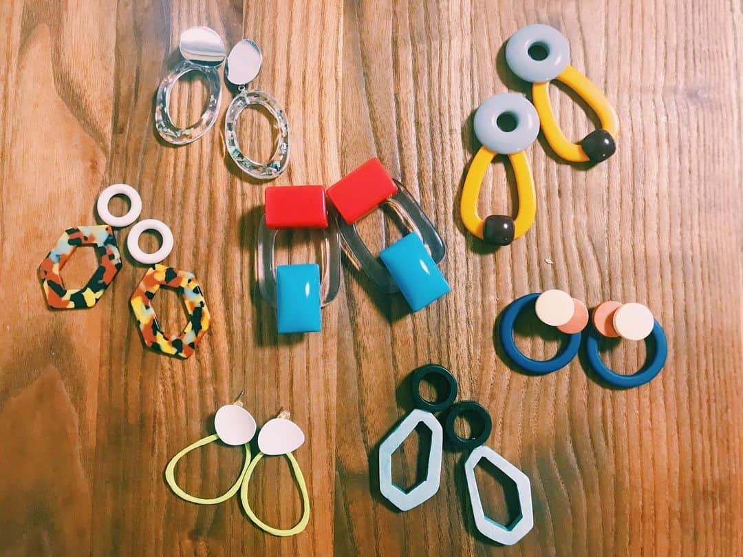 のインスタグラム：「・ どうしようもなく楽しすぎる作業◎ パーツを購入してきて好きなようにアクセサリーを作れる至福の時間…⏳ ・ #幸せ〜〜〜 #イヤリング製作🔧 #どの番組で使ってもらえるかな💡 #もっとオリジナルを増やしたいな🧡」