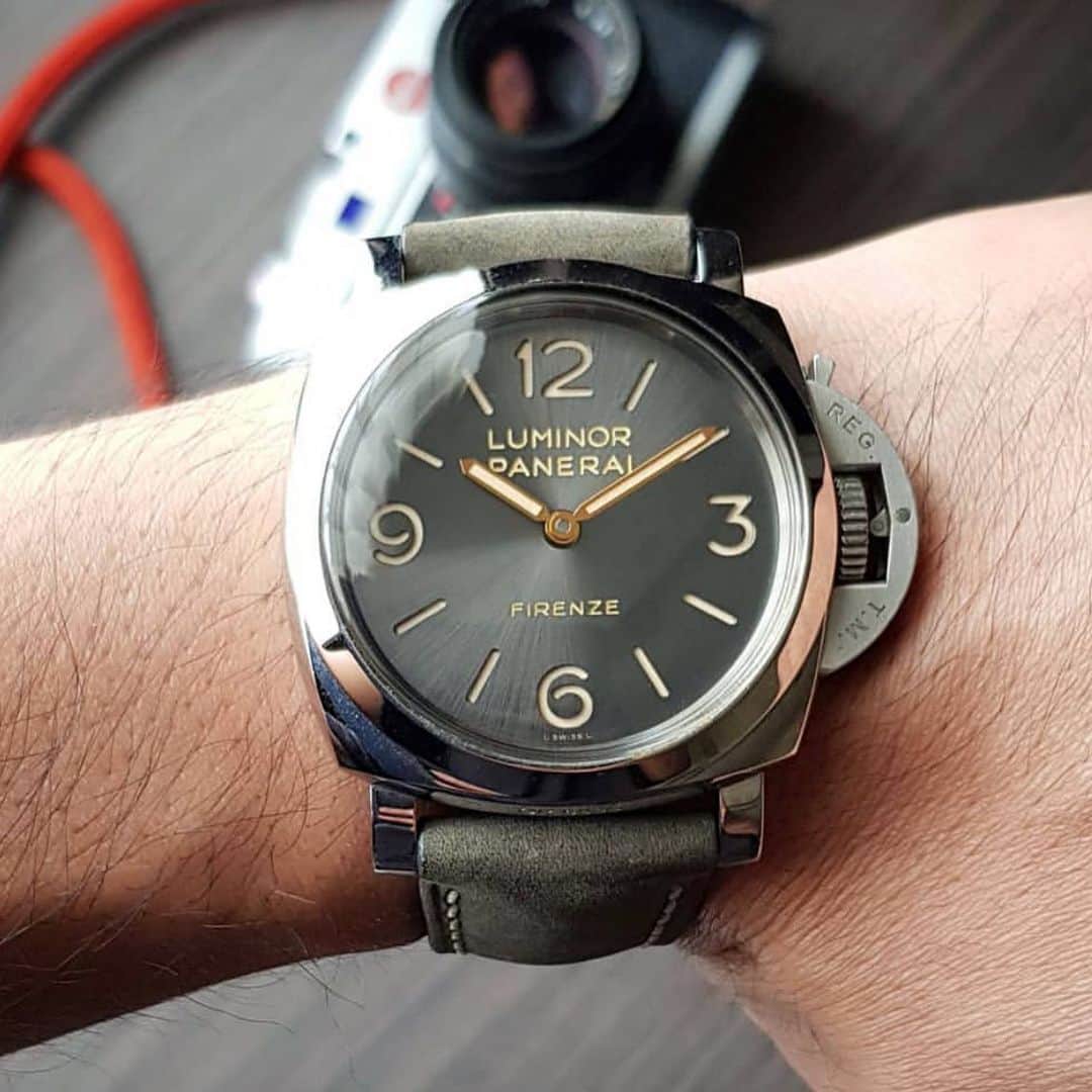パネライのインスタグラム：「The 372 was a perfectly made piece from #Panerai. Then they one upped it with the release of the #PAM605 Firenze with the same layout and build with the exception of that killer grey sun burst dial. Pic by @komy14 #paneraicentral」