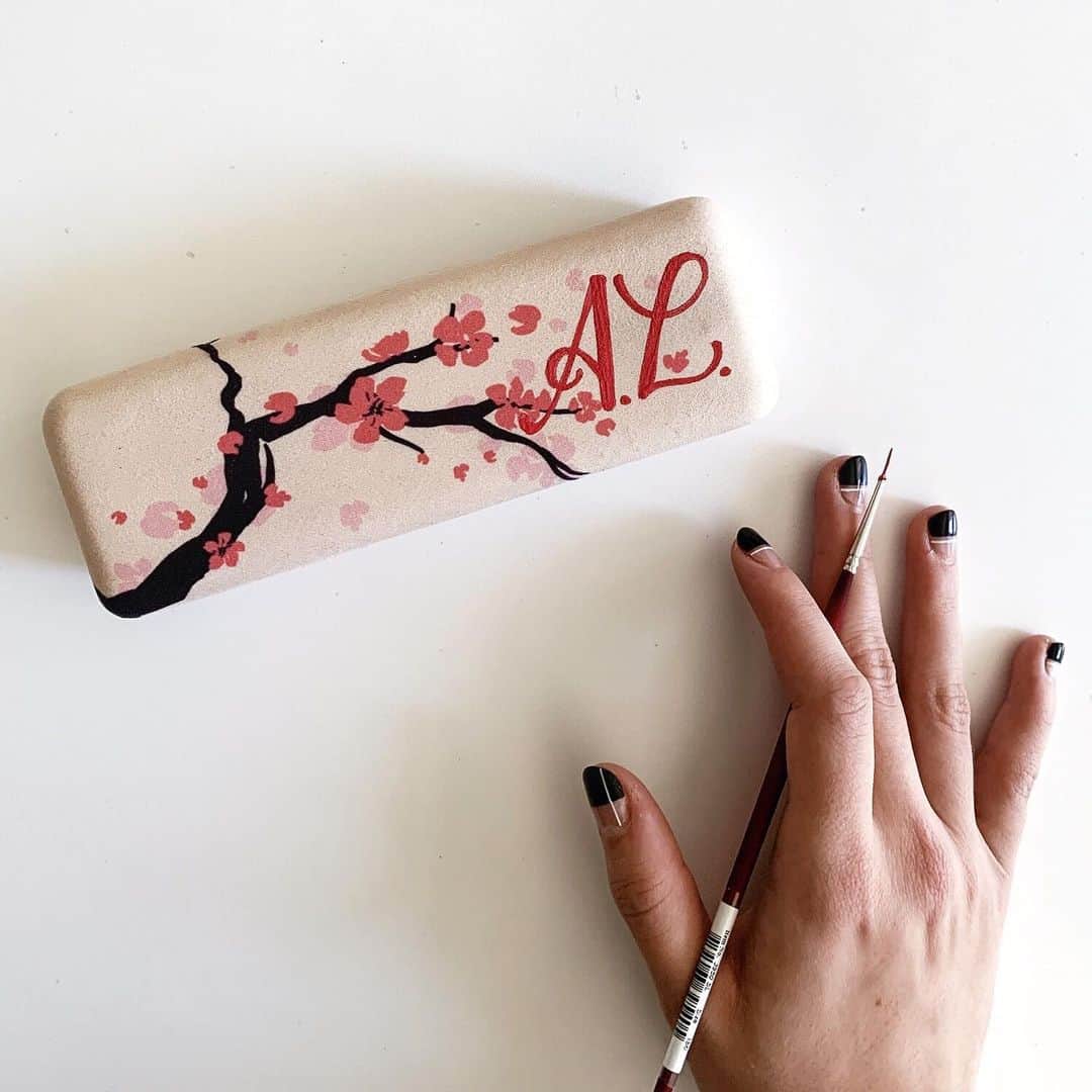 JINSさんのインスタグラム写真 - (JINSInstagram)「Get your cases personalized by calligraphers @nancymoycalligraphy and @samteich @MoMADesignStore, Soho on Saturdays 2-4pm during the pop-up! *Except 6/8 #FoundatMoMA #JINSeyewear」6月1日 0時53分 - jins.usa