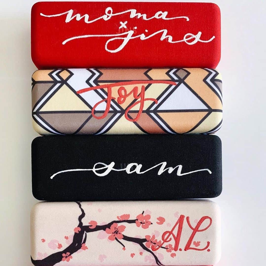 JINSさんのインスタグラム写真 - (JINSInstagram)「Get your cases personalized by calligraphers @nancymoycalligraphy and @samteich @MoMADesignStore, Soho on Saturdays 2-4pm during the pop-up! *Except 6/8 #FoundatMoMA #JINSeyewear」6月1日 0時53分 - jins.usa