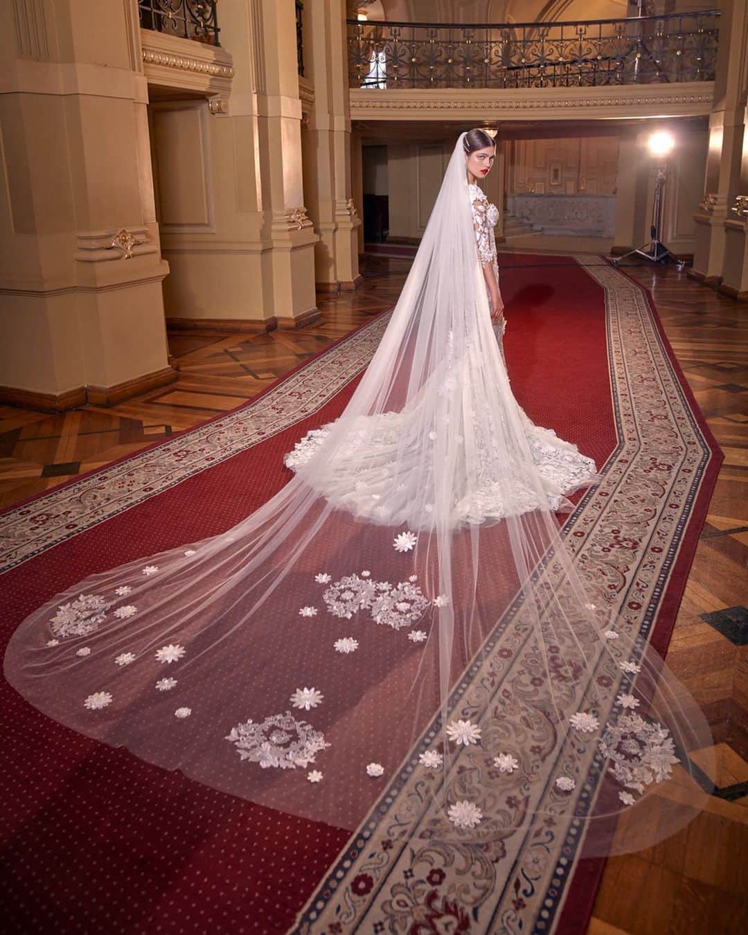 Galia Lahavさんのインスタグラム写真 - (Galia LahavInstagram)「Royal Soul | Choose your favorite option: With Veil or without? #GLCouture」6月1日 0時56分 - galialahav
