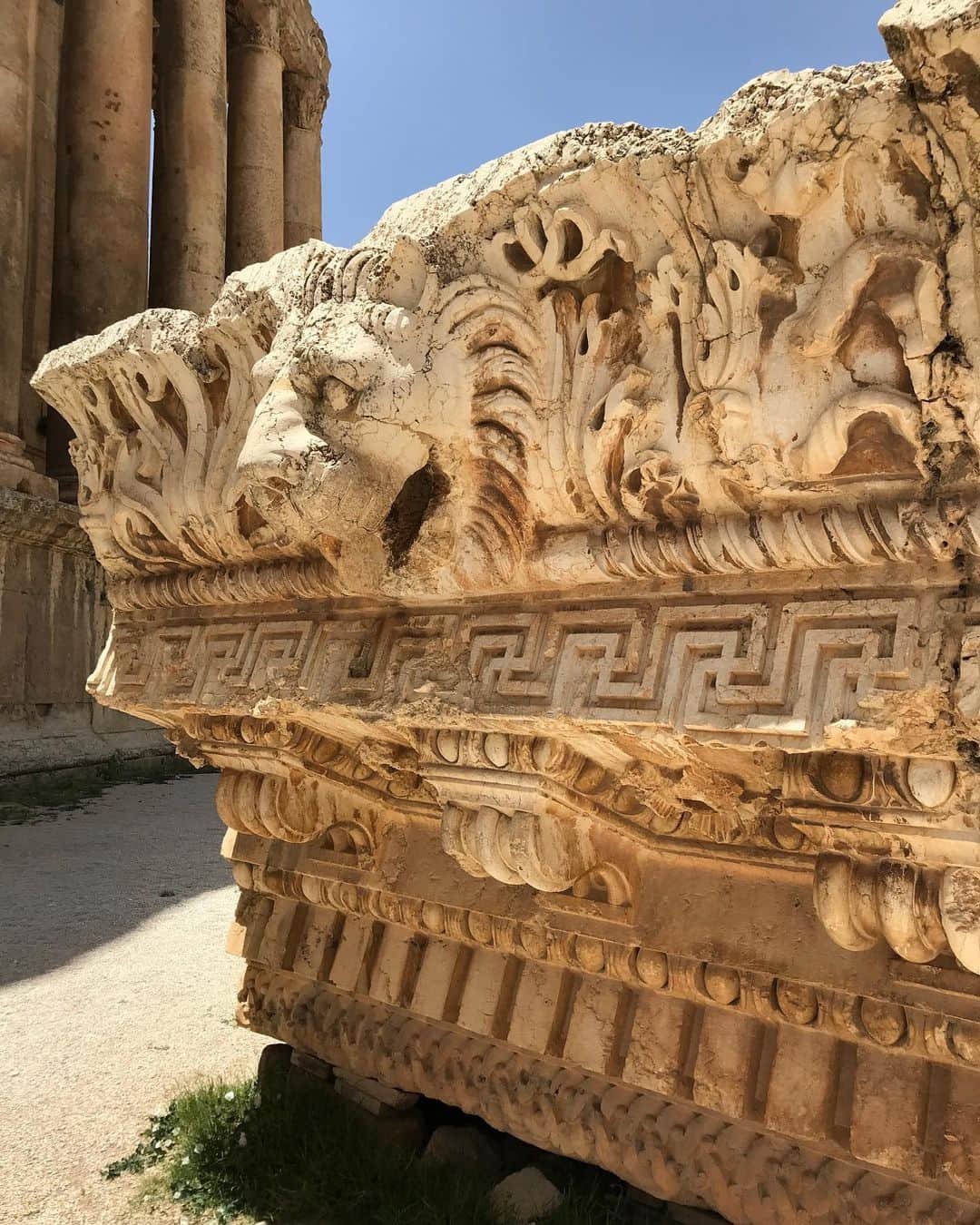 アレクシマビーユさんのインスタグラム写真 - (アレクシマビーユInstagram)「Baalbek @alexismabille #baalbek #ruines #columns #stone #sculpture #emotion #beauty #roman #lebanon」6月1日 1時07分 - alexismabille