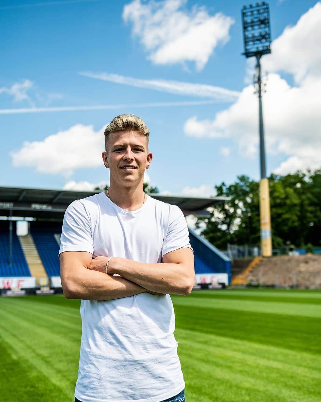 SVダルムシュタット98さんのインスタグラム写真 - (SVダルムシュタット98Instagram)「Und noch ein Neuzugang: Tim Skarke wird künftig für die #Lilien auflaufen. Der 22-jährige Flügelspieler kommt vom 1. FC Heidenheim nach Darmstadt und unterzeichnete einen Vertrag bis 2022. Herzlich willkommen, Tim! 👋」6月1日 1時07分 - svdarmstadt1898