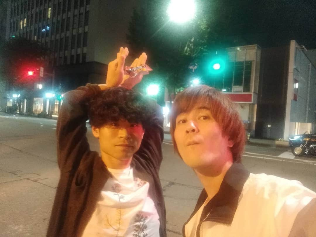 マイケルさんのインスタグラム写真 - (マイケルInstagram)「一緒にお酒飲んでくれる喜び  #bassist #おいしくるメロンパン #翔雪くん #勉強熱心 #日本酒好き #ワイン好き」6月1日 0時59分 - twin_turbo_mic