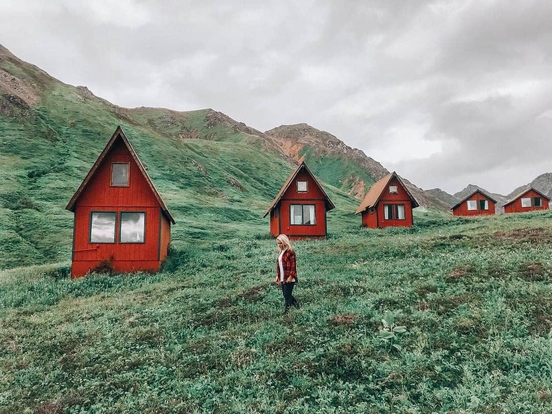 Visit The USAさんのインスタグラム写真 - (Visit The USAInstagram)「So picturesque we simply had to post! Hatcher Pass Lodge in Palmer, Alaska sits above treeline at 3,000 feet and offers lucky visitors some of the most beautiful tranquil mountain scenery in the world. 📸: @travelandtenacity」6月1日 1時00分 - visittheusa