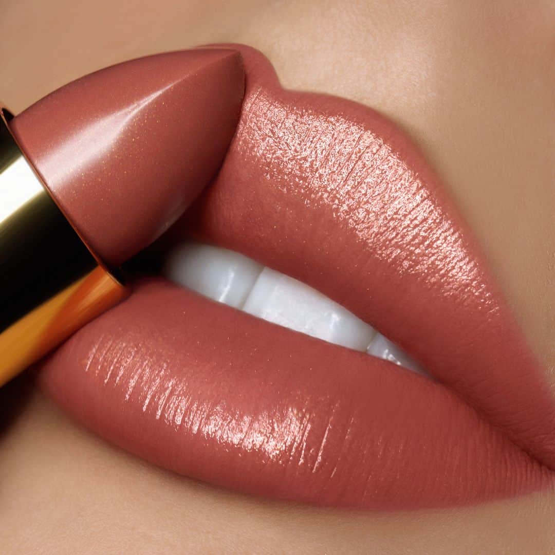 パット・マグラスさんのインスタグラム写真 - (パット・マグラスInstagram)「MAKE YOUR FANTASIES COME TRUE ⚡️⚡️⚡ Let your lips shine with this ultra-creamy mid-tone nude rose lit up with a golden sheen. ⚡️⚡️⚡️ Shop *NEW* #BlitzTrance Lipstick shade ‘FULL FANTASY’ AVAILABLE NOW at PATMcGRATH.COM! 👄: @claremacmua」6月1日 1時00分 - patmcgrathreal