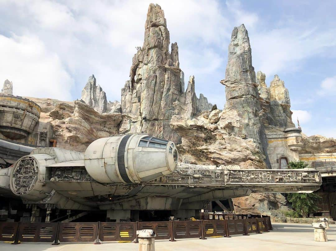 Disneyさんのインスタグラム写真 - (DisneyInstagram)「Greetings from @starwars: #GalaxysEdge on beautiful Batuu! Experience the thrills of Millennium Falcon: #SmugglersRun, or sit back & relax with a refreshing cup of blue milk—whatever your journey, the galaxy’s ultimate vacation destination awaits! Live your adventure now at @Disneyland Resort.  Reservations and valid theme park admission required to visit Star Wars: Galaxy’s Edge between May 31 and June 23, 2019. Beginning June 24, No Reservations Required. Subject to Capacity.」6月1日 1時03分 - disney