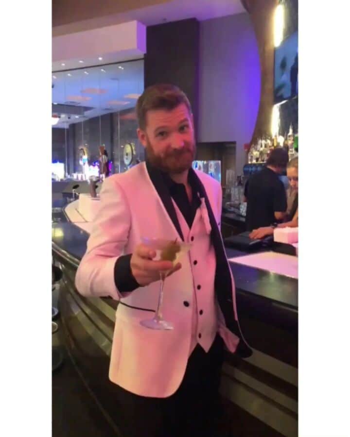ヒンダーのインスタグラム：「Cheers to the weekend 🥂 #FridayVibes」