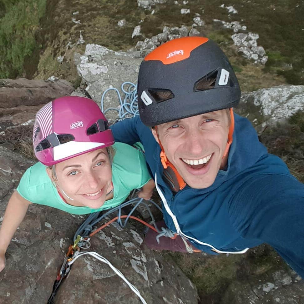 ヨルグ・バーホーベンさんのインスタグラム写真 - (ヨルグ・バーホーベンInstagram)「Fair Head is every bit as great as we expected. Bomber stone and incredible views, only the weather is playing it real Irish... We climbed two dry routes, then we got rained upon for 2.5 days. Good excuse to do some tourism though. Saw my first puffins today! 🐧 Psyched for good weather to be back for the #FairHeadMeet tomorrow 😎😱🙌 @katha_saurwein」6月1日 1時05分 - jorgverhoeven