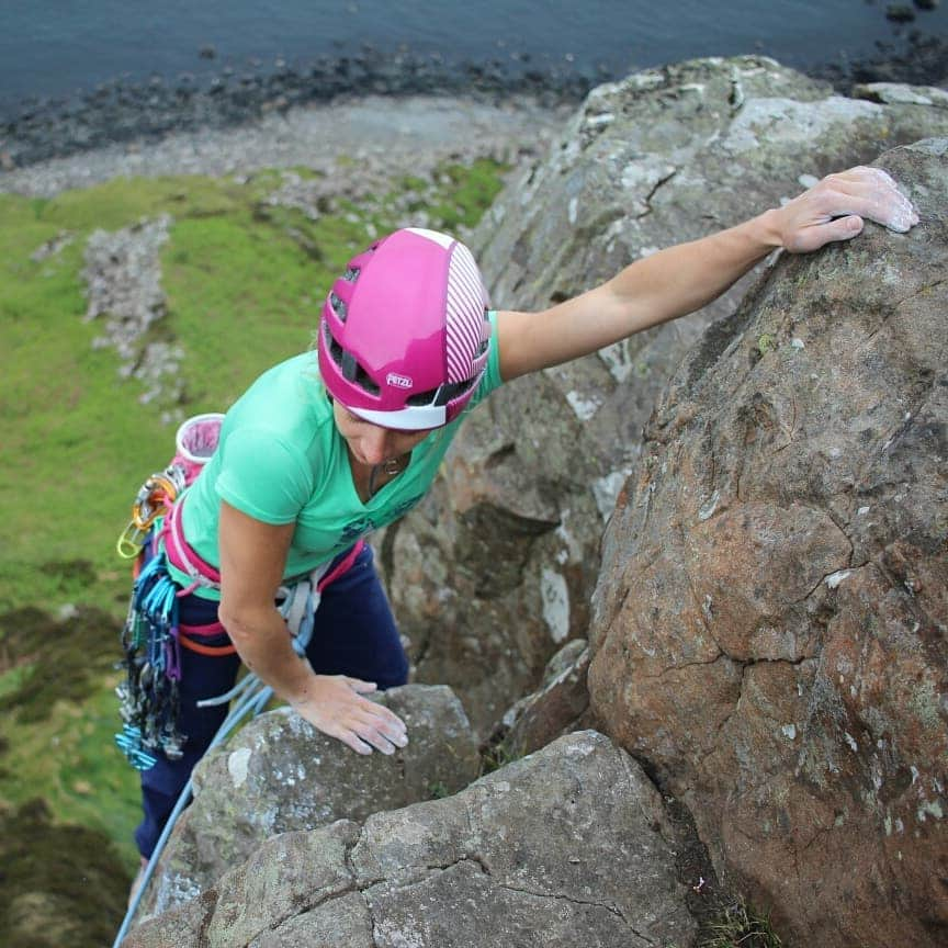 ヨルグ・バーホーベンさんのインスタグラム写真 - (ヨルグ・バーホーベンInstagram)「Fair Head is every bit as great as we expected. Bomber stone and incredible views, only the weather is playing it real Irish... We climbed two dry routes, then we got rained upon for 2.5 days. Good excuse to do some tourism though. Saw my first puffins today! 🐧 Psyched for good weather to be back for the #FairHeadMeet tomorrow 😎😱🙌 @katha_saurwein」6月1日 1時05分 - jorgverhoeven